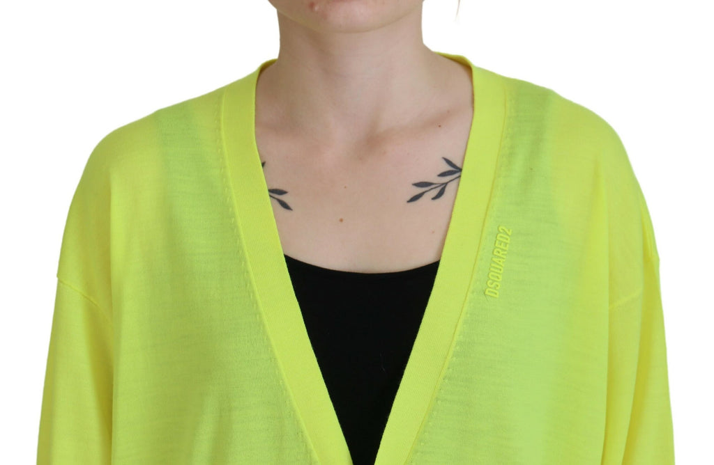 Pull en laine jaune à boutons de la marque Dsquared², cardigan tricoté avec détails visibles et texture douce.