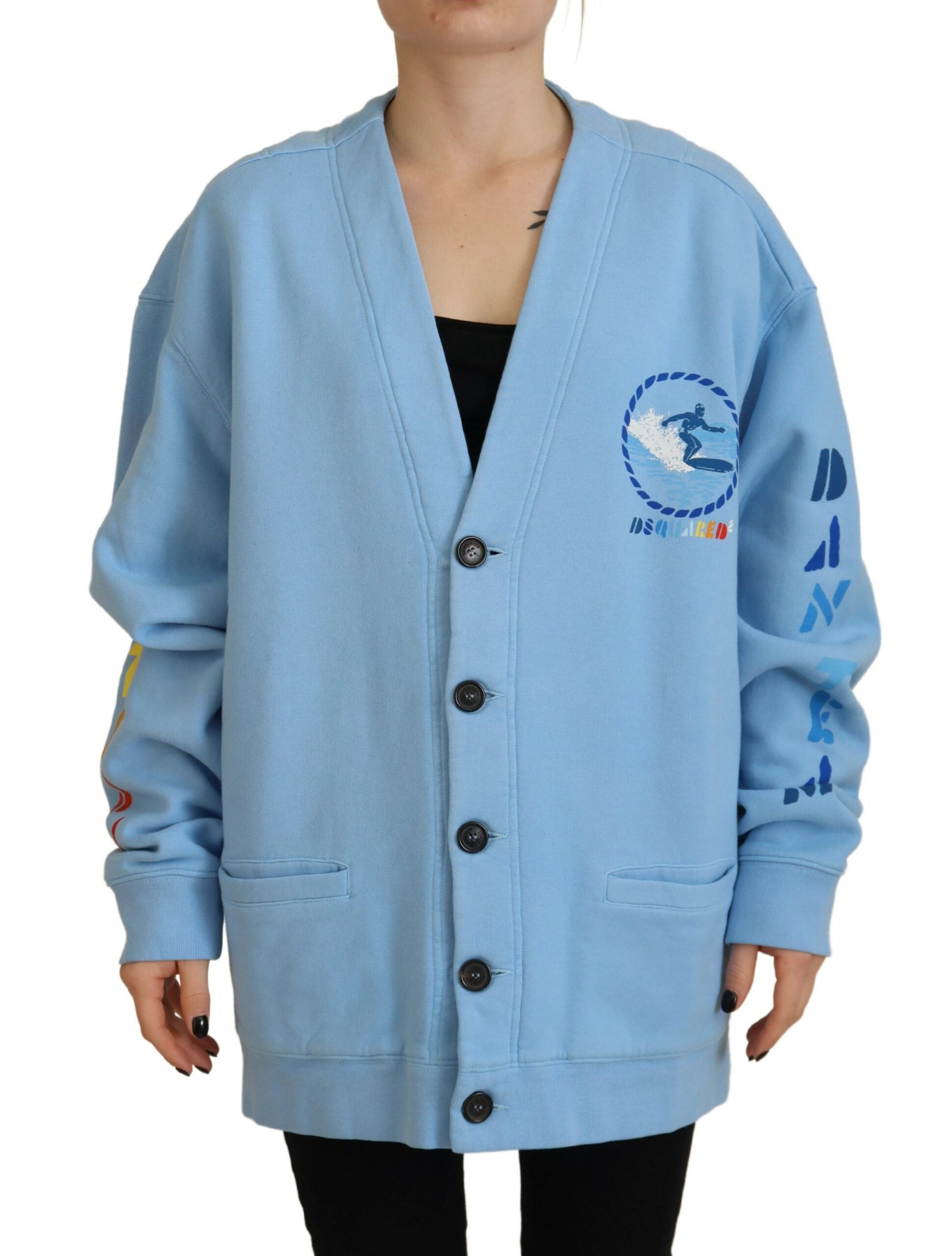 Cardigan en coton bleu de la marque Dsquared² avec boutons, tricoté et décontracté, porté par un mannequin.