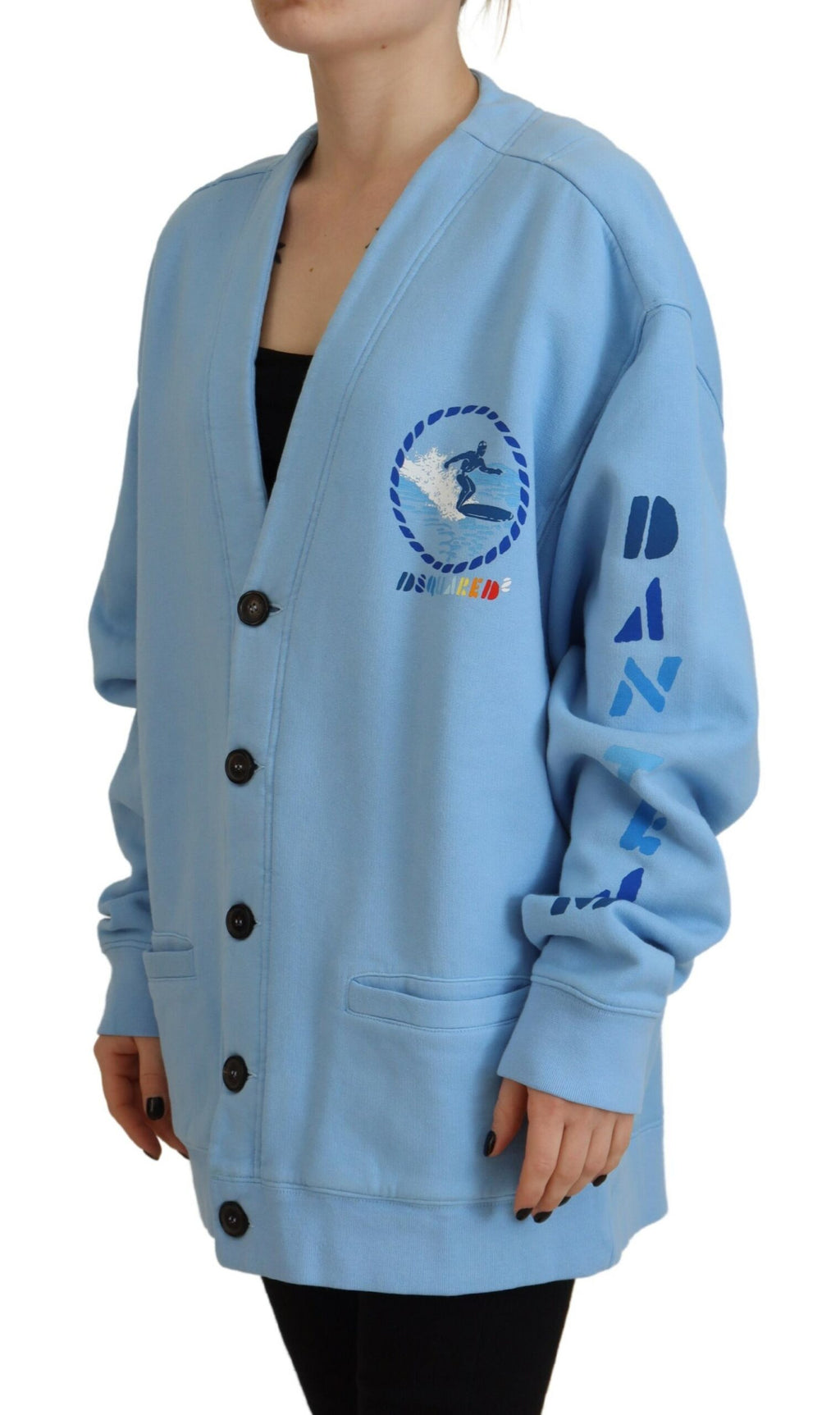 Cardigan en coton bleu de la marque Dsquared² avec boutons, porté en gros plan.