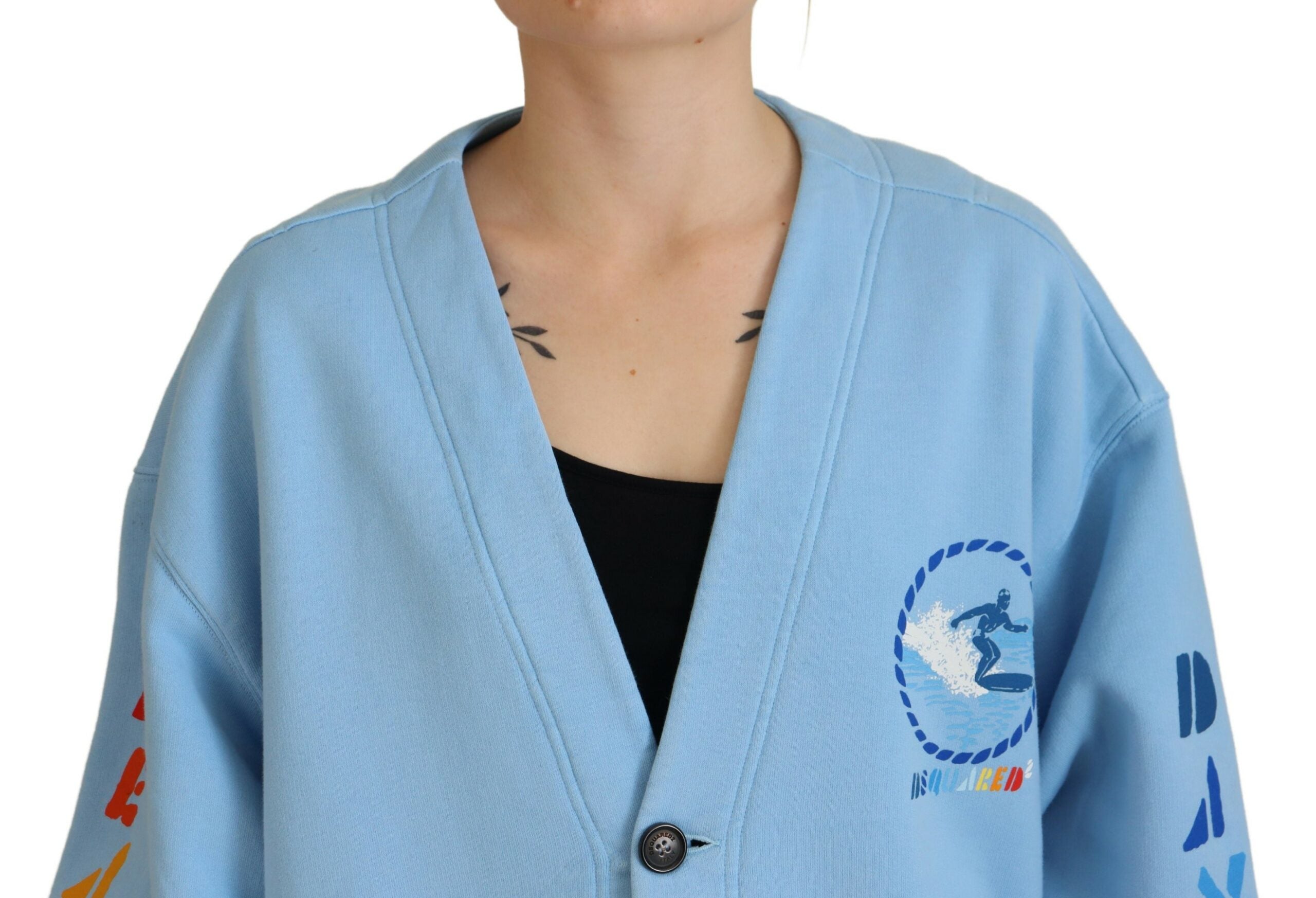 Cardigan en coton bleu de la marque Dsquared² avec boutons, doux et confortable, porté sur un mannequin.