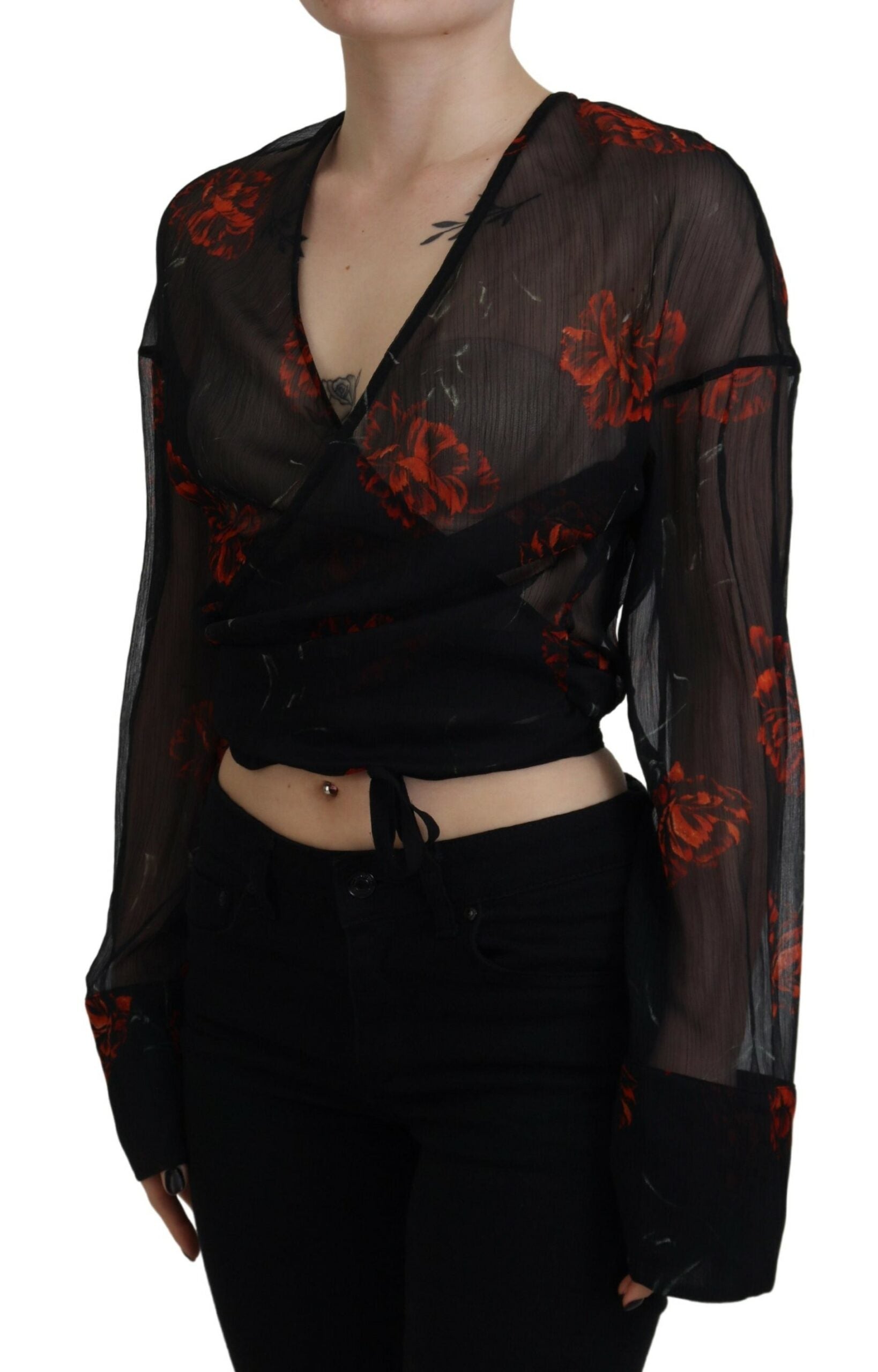 Top court à manches longues avec motif floral noir de Dsquared², coupe croisée et style moderne.