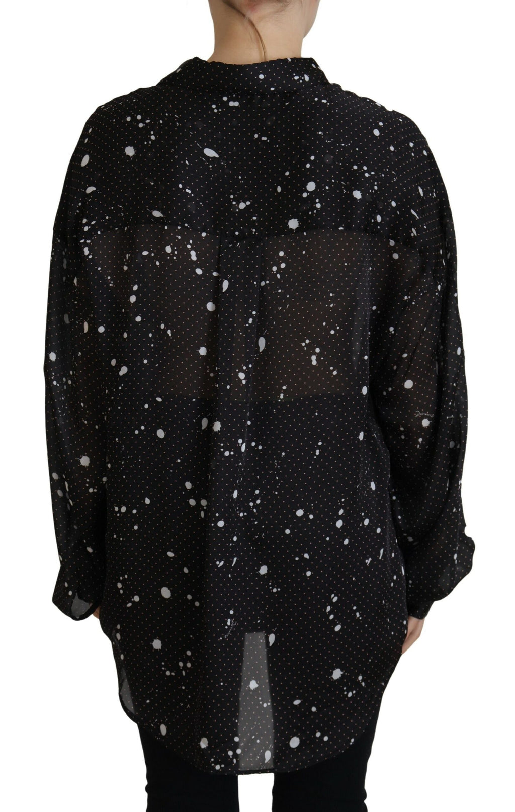 Chemisier noir à pois blancs avec col et boutons de la marque Dsquared², vue en gros plan.