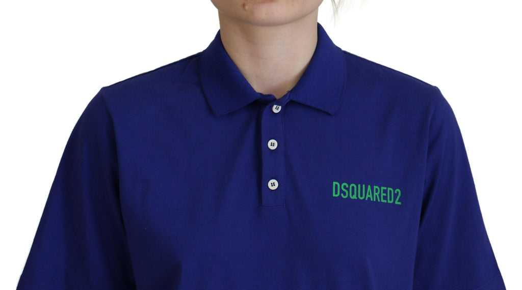 Polo bleu à col avec inscriptions, manches courtes, de la marque Dsquared², porté et affiché sur mannequin.