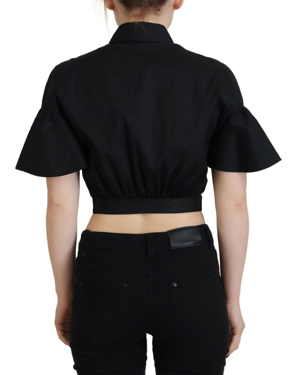Haut court noir à manches courtes et col avec boutons de la marque Dsquared², visible en détail sur l'image.