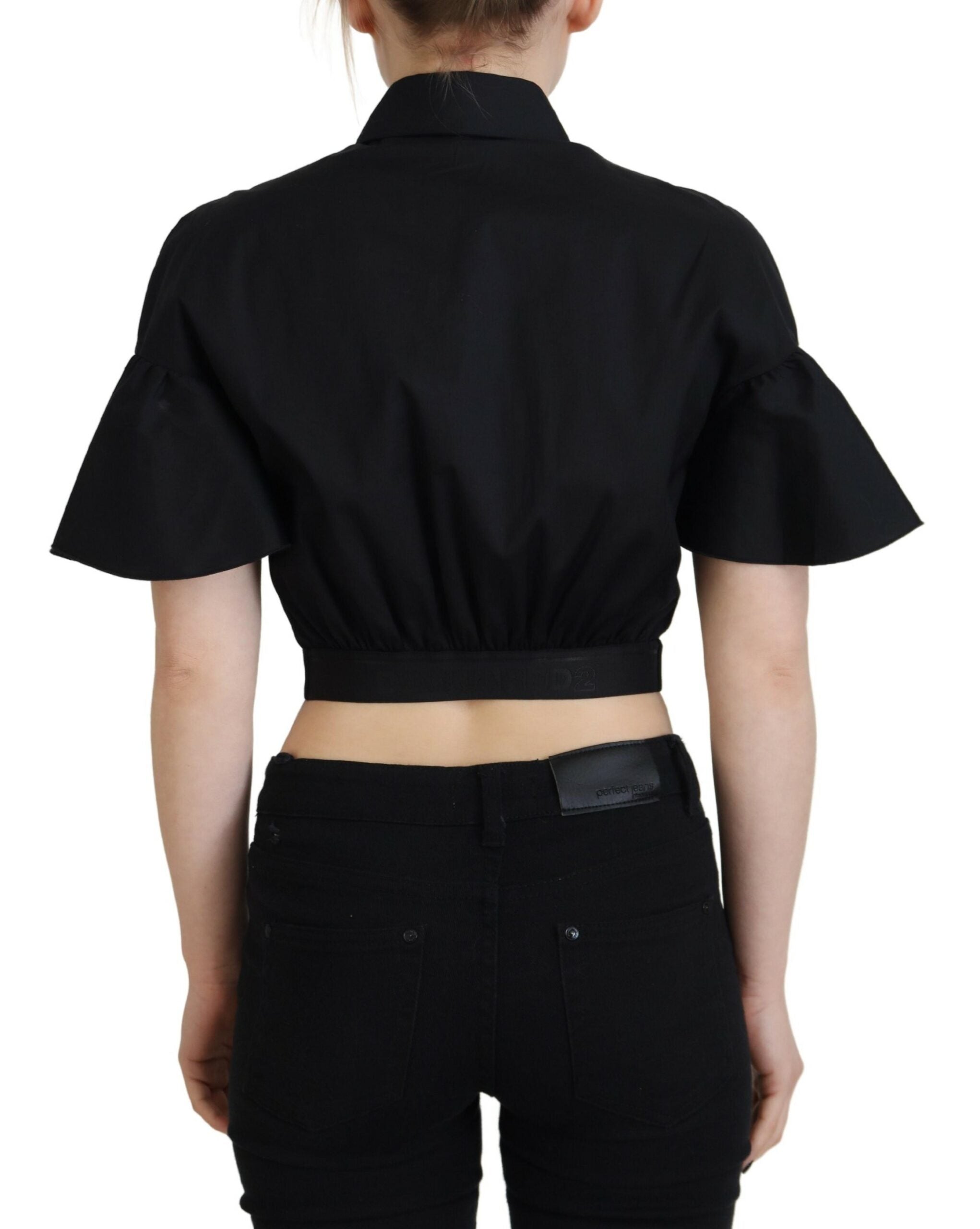 Haut court noir à manches courtes et col avec boutons de la marque Dsquared², visible en détail sur l'image.