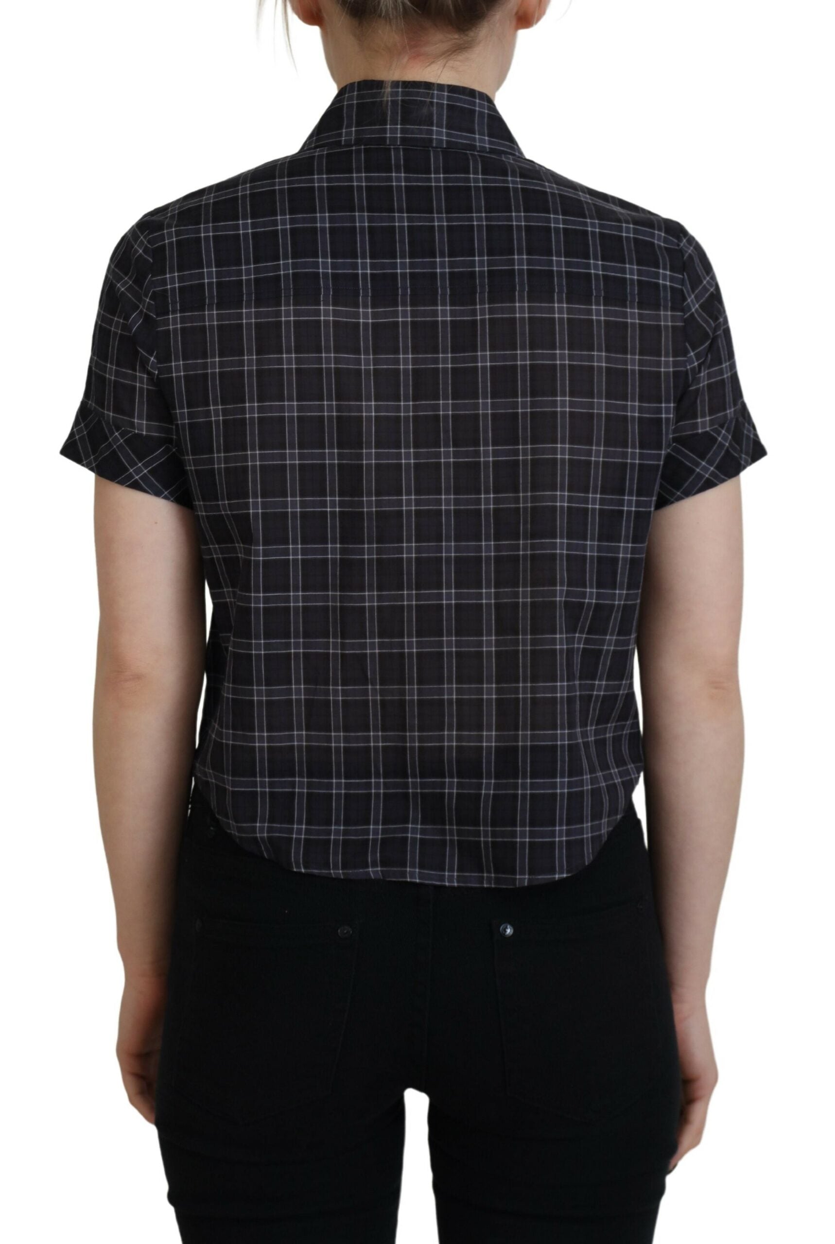 Chemise courte à manches courtes à carreaux noirs avec col, signée Dsquared², vue en gros plan.