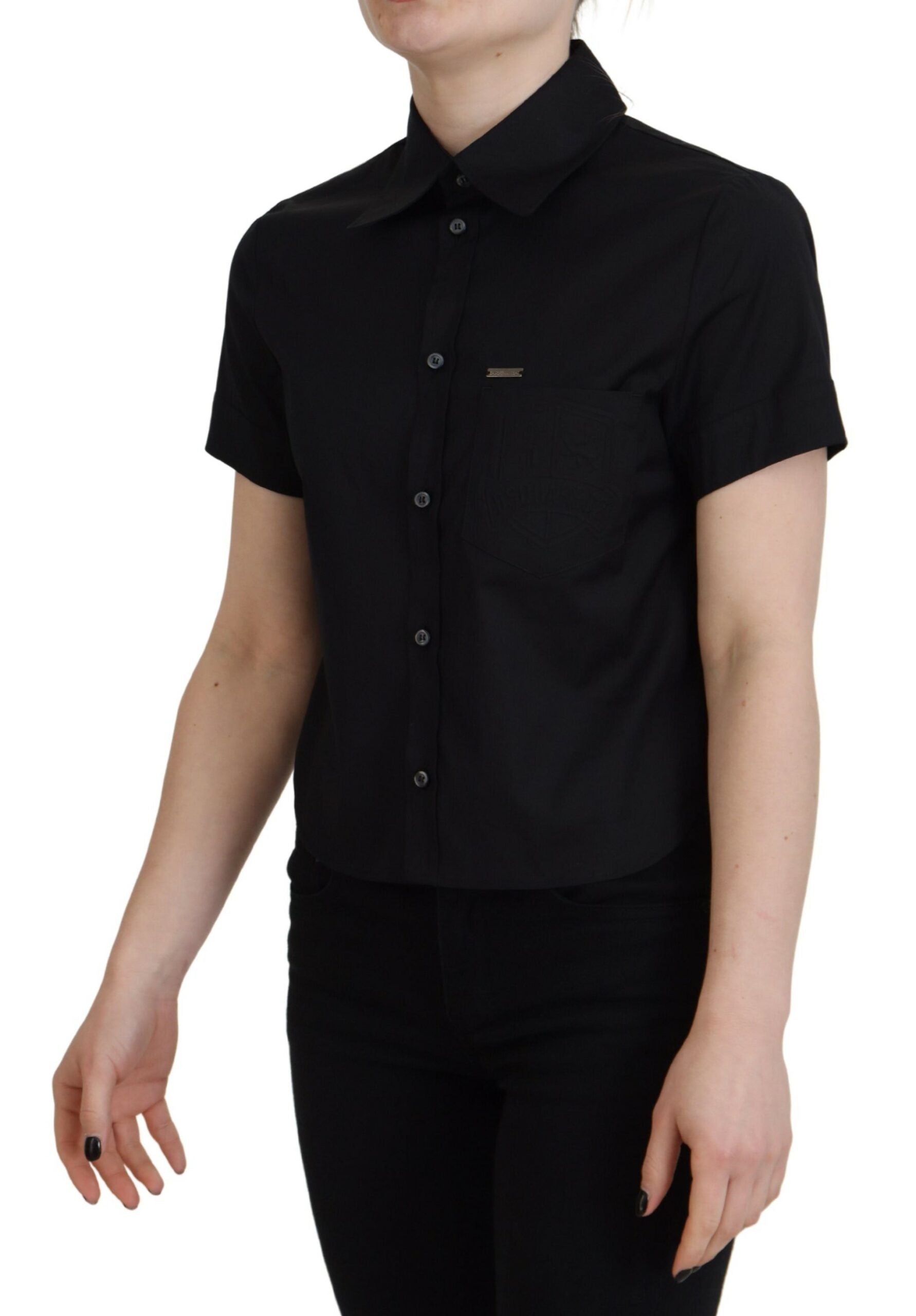 Polo à manches courtes noir Dsquared² avec col, boutons, tissu en coton, style élégant, porté sur mannequin.