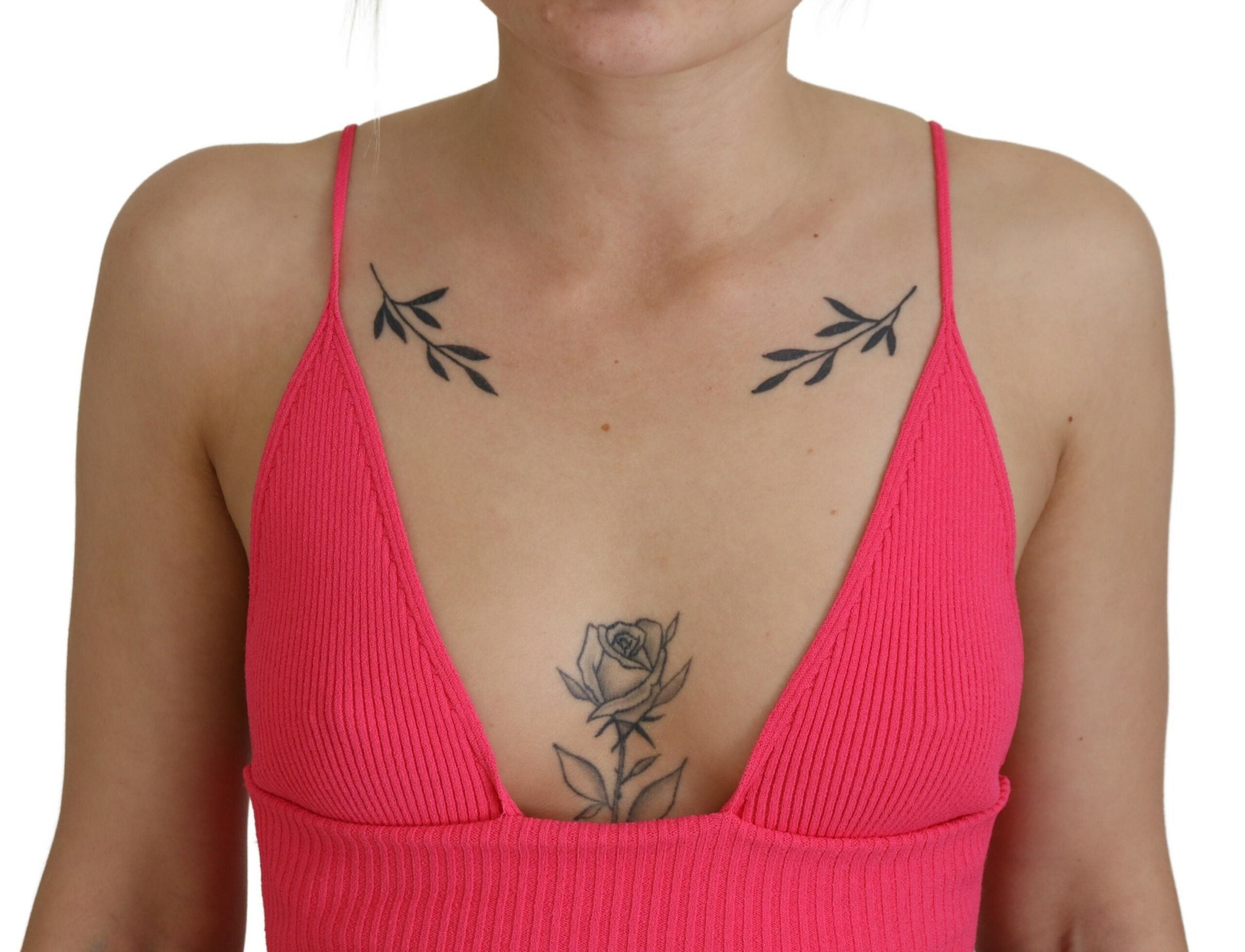 Haut crop top en tricot côtelé rose avec bretelles spaghetti de la marque Dsquared², porté par un mannequin.