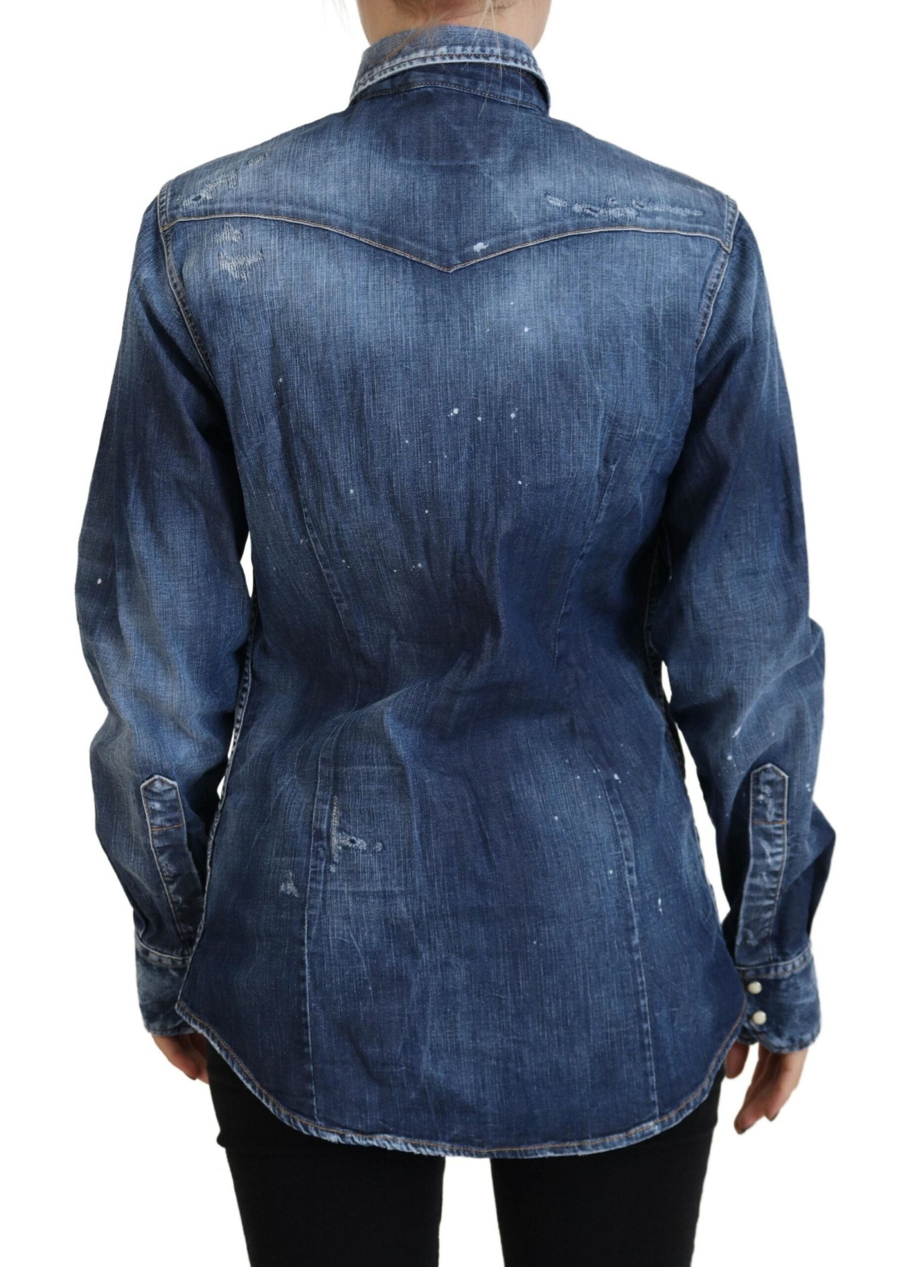 Chemise en denim bleu délavé à boutonner avec col, fabriquée par Dsquared², visible sur l'image.