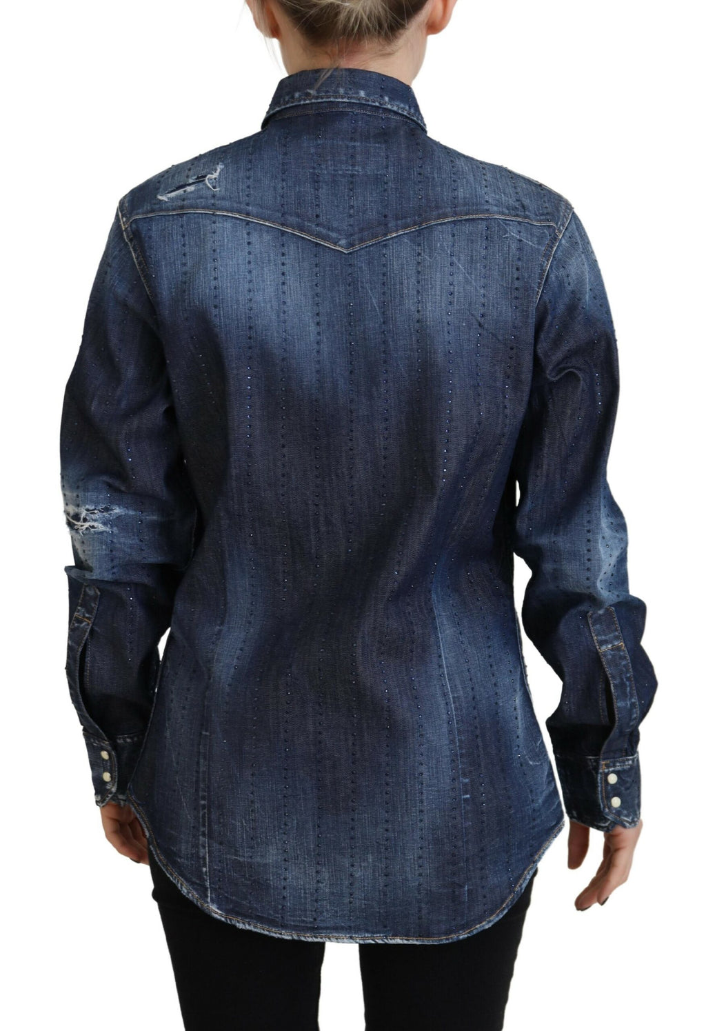 Chemise en denim bleu délavé de Dsquared² avec col et boutons, style décontracté et moderne.