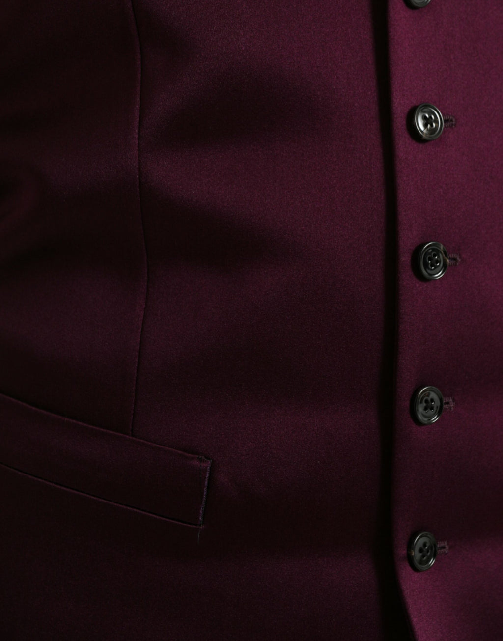 Gilet de costume en satin de soie bordeaux de Dolce & Gabbana, veste formelle élégante pour femme.