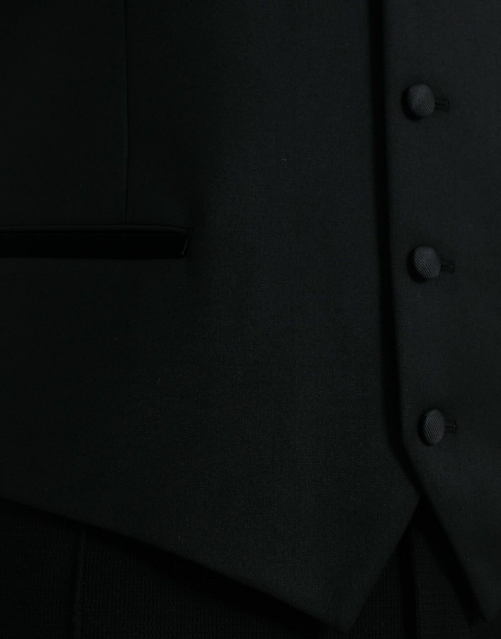Robe sans manches en soie noire de style veste formelle Dolce & Gabbana, ajustée à la taille, élégante et sophistiquée.