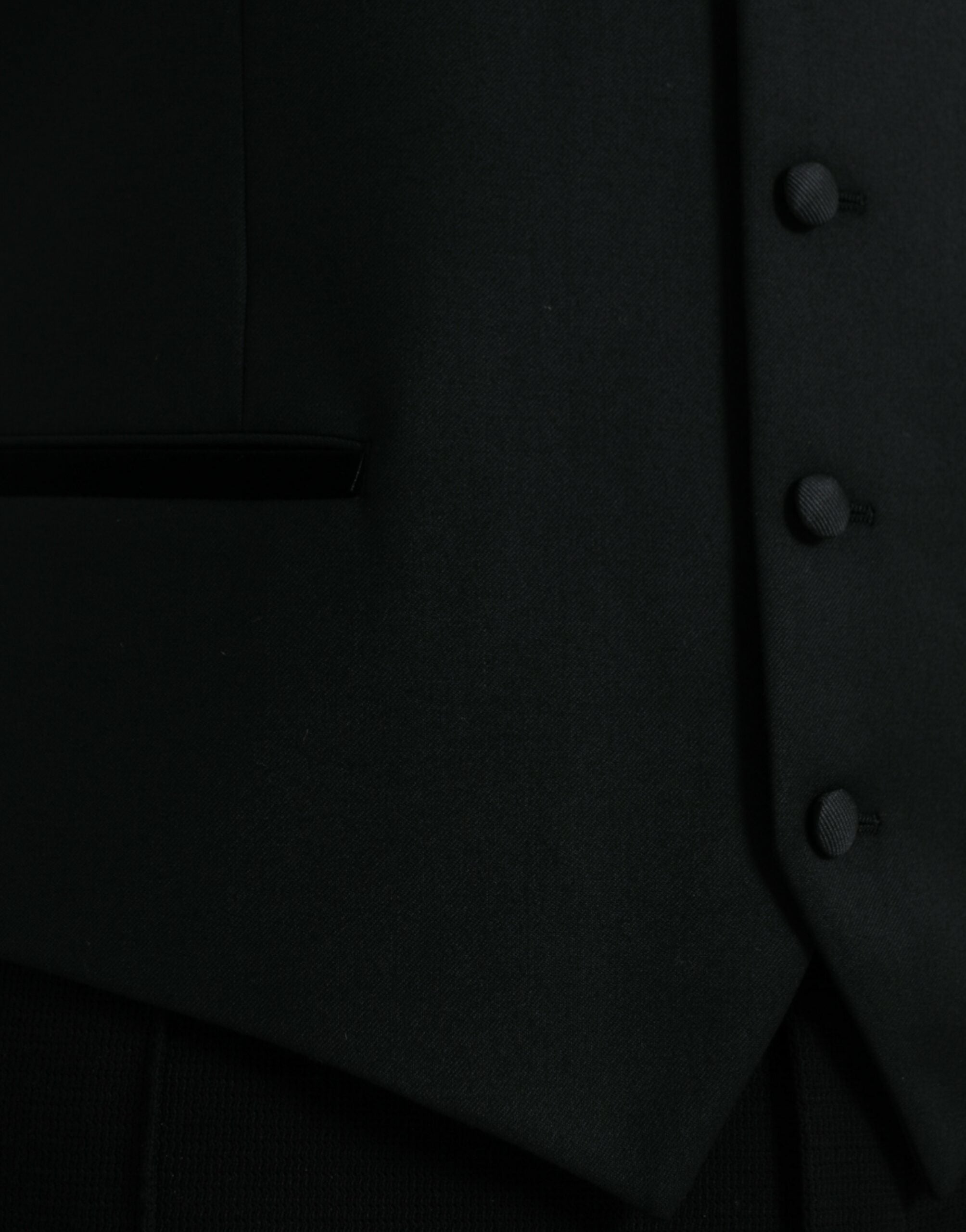 Robe sans manches en soie noire de style veste formelle Dolce & Gabbana, ajustée à la taille, élégante et sophistiquée.