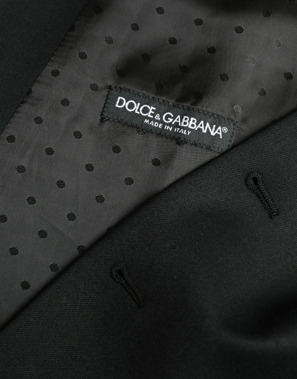 Robe-justaucorps noire en soie Dolce & Gabbana, costume formel avec gilet ajusté et élégance sophistiquée.