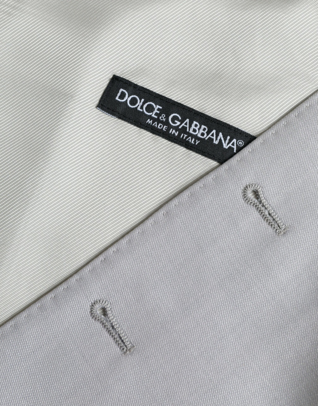 Gilet en laine gris clair Dolce & Gabbana pour homme, costume formel, détail élégant et coupe ajustée.