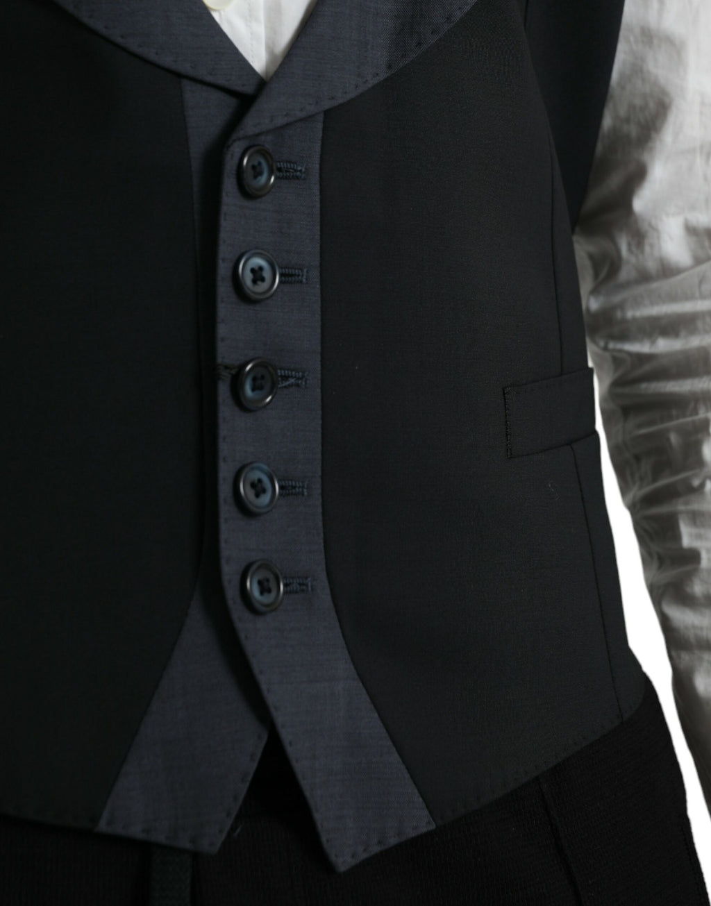 Gilet de robe en laine noire Dolce & Gabbana, vêtement formel élégant, détail de la couture et coupe ajustée visible.