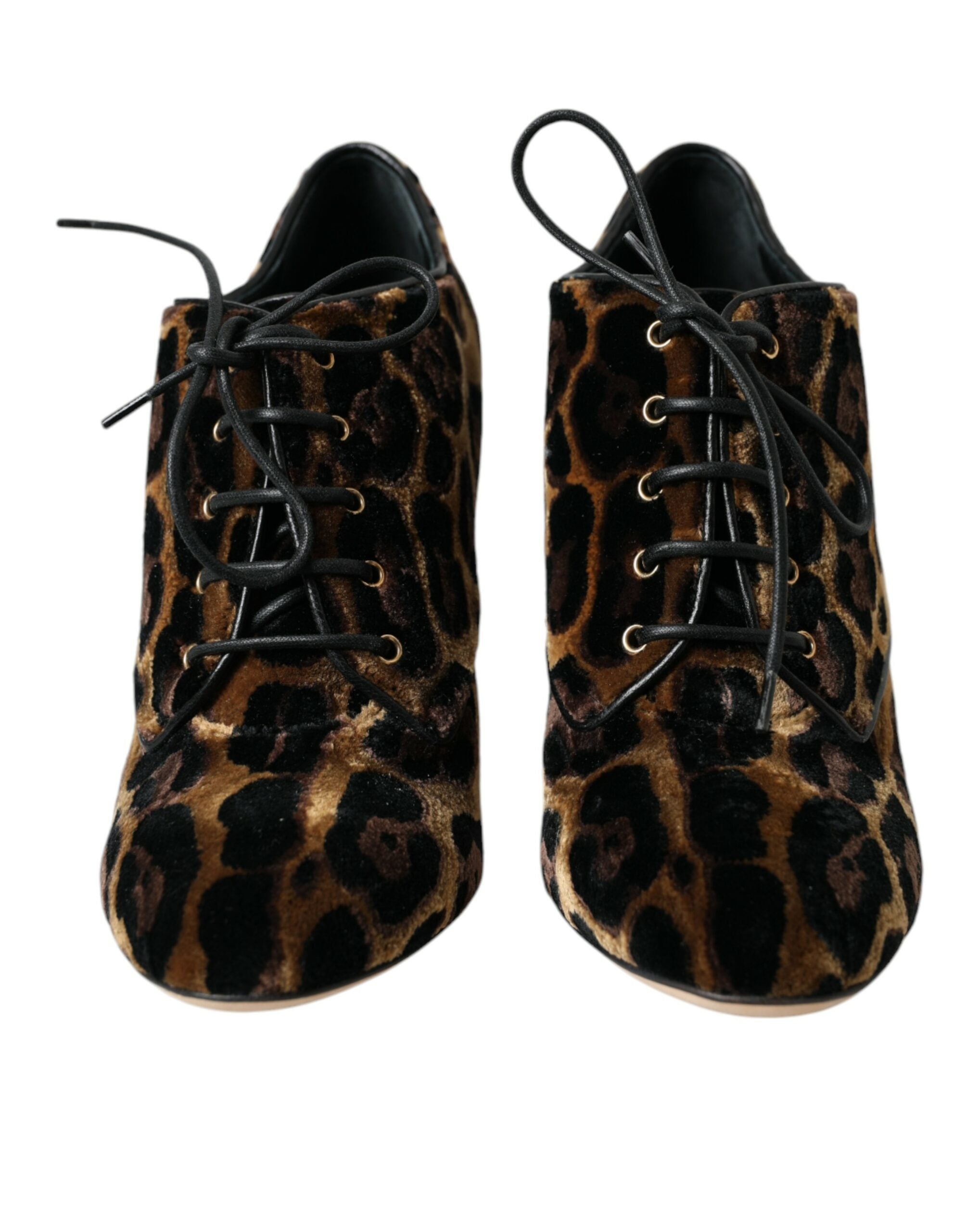 Chaussures Dolce & Gabbana à talons en cuir marron avec motif léopard et lacets, style bottines élégantes.