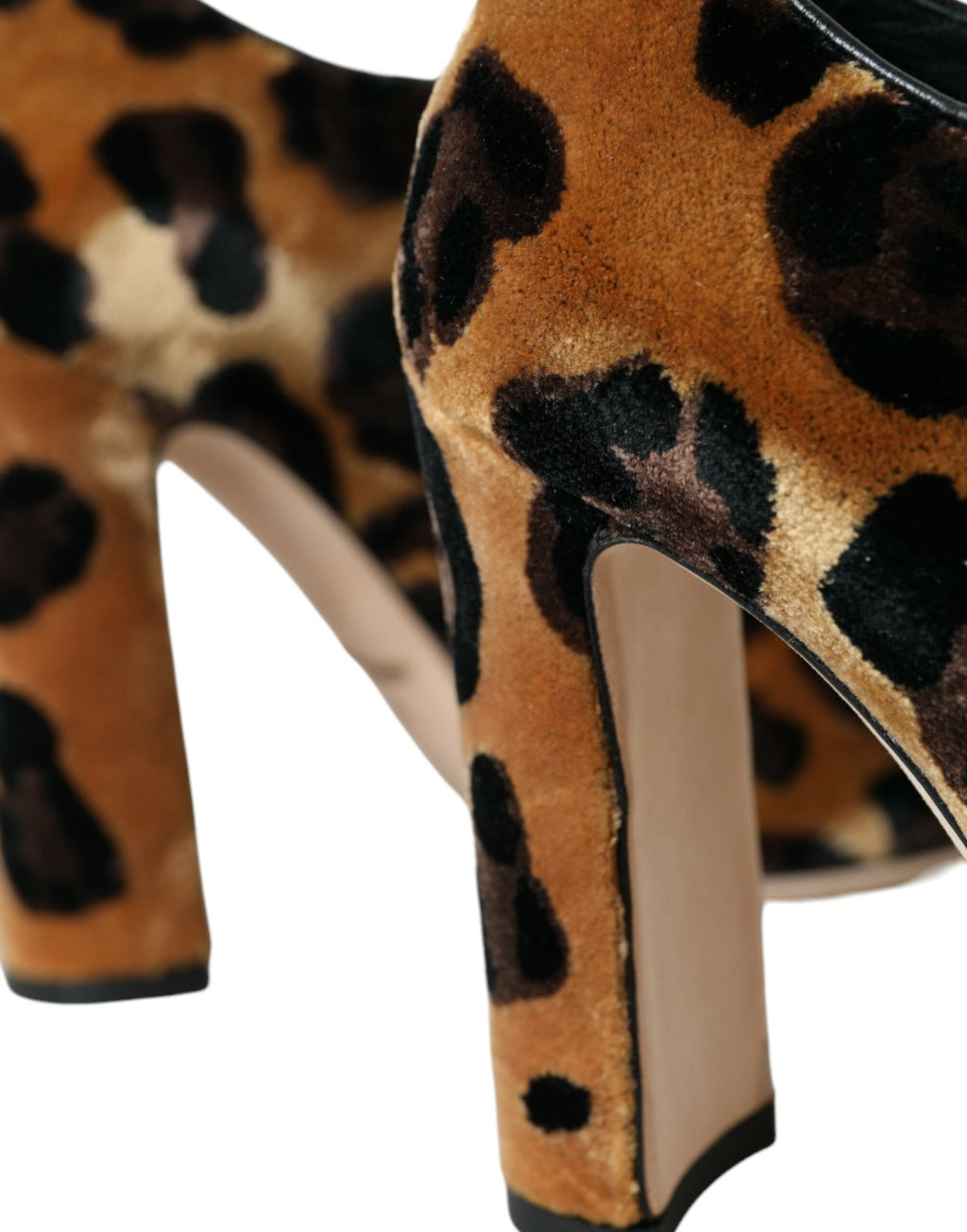 Chaussures Dolce & Gabbana, bottines en daim marron à imprimé léopard avec lacets, style élégant et tendance.