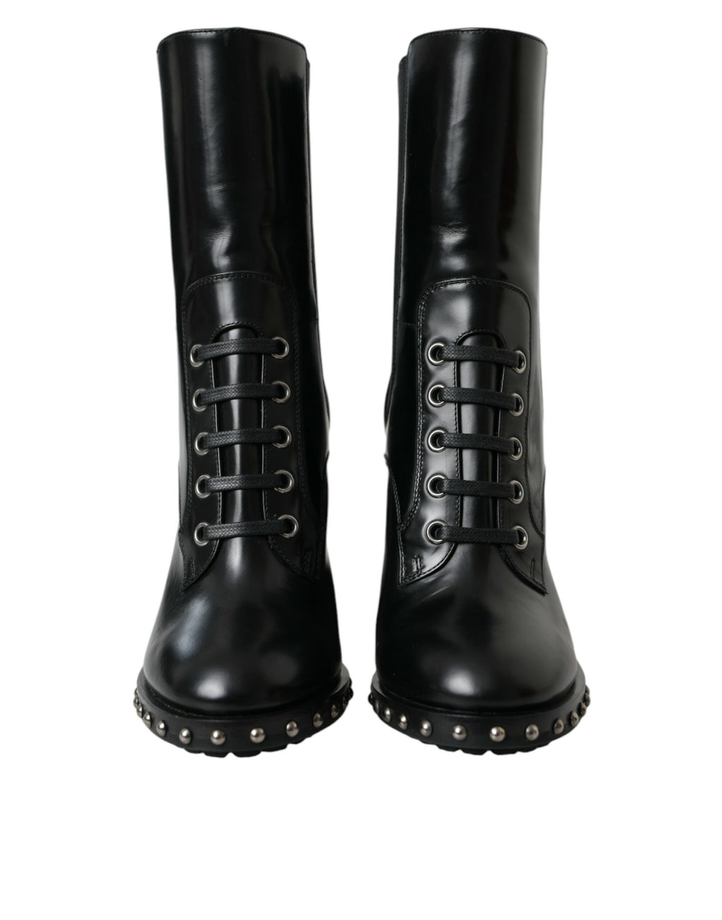 Bottes noires en cuir avec clous, lacées, de la marque Dolce & Gabbana, visibles en gros plan.