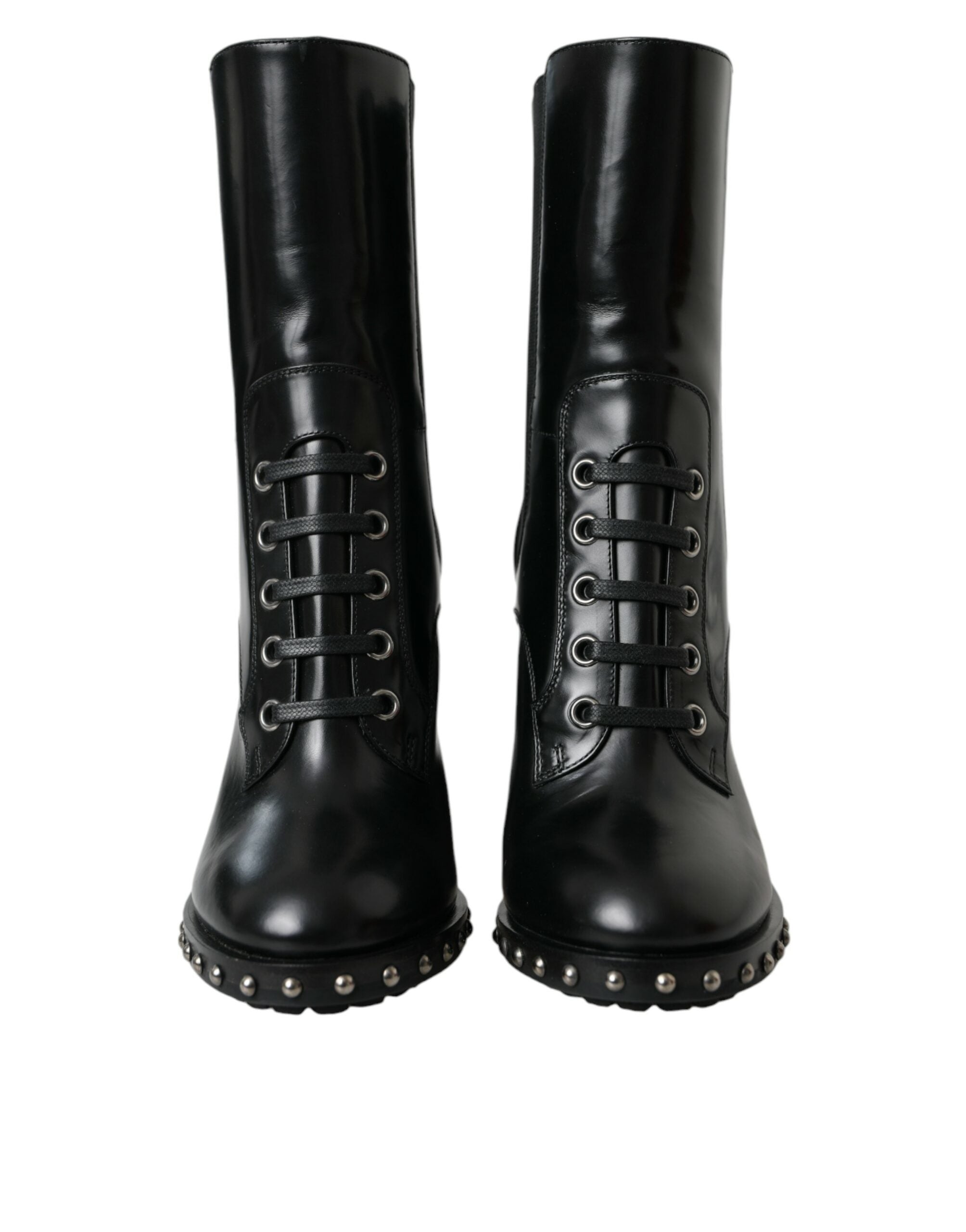 Bottes noires en cuir avec clous, lacées, de la marque Dolce & Gabbana, visibles en gros plan.