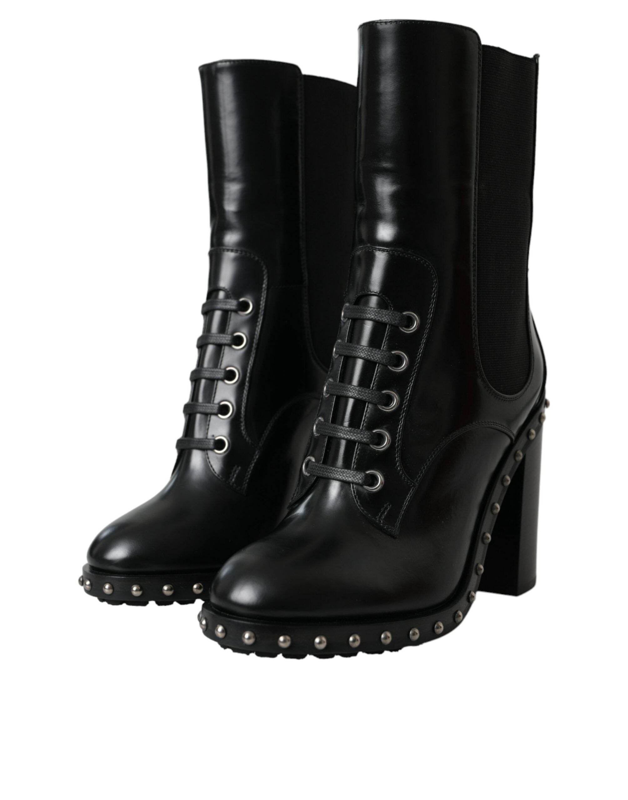 Bottes en cuir noir Dolce & Gabbana avec studs, lacets et talons, vue de face.