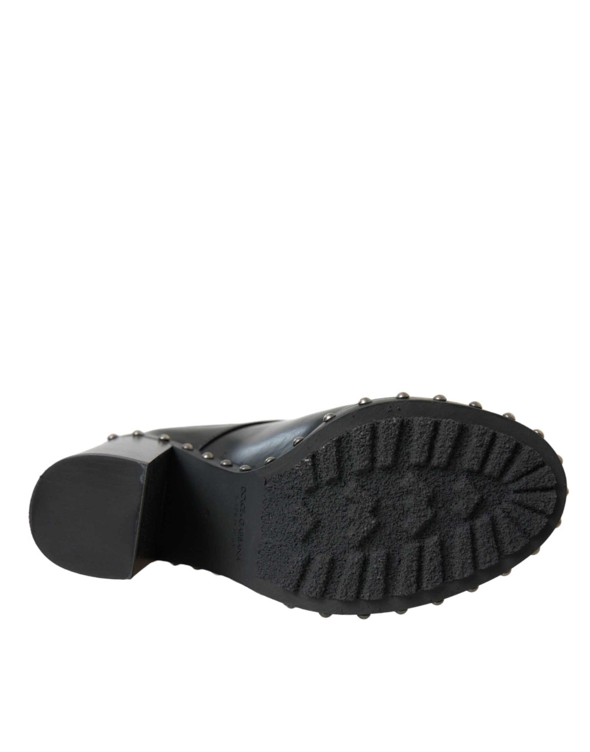 Chaussures bottines en cuir noir Dolce & Gabbana avec clous et lacets, élégantes et tendance.