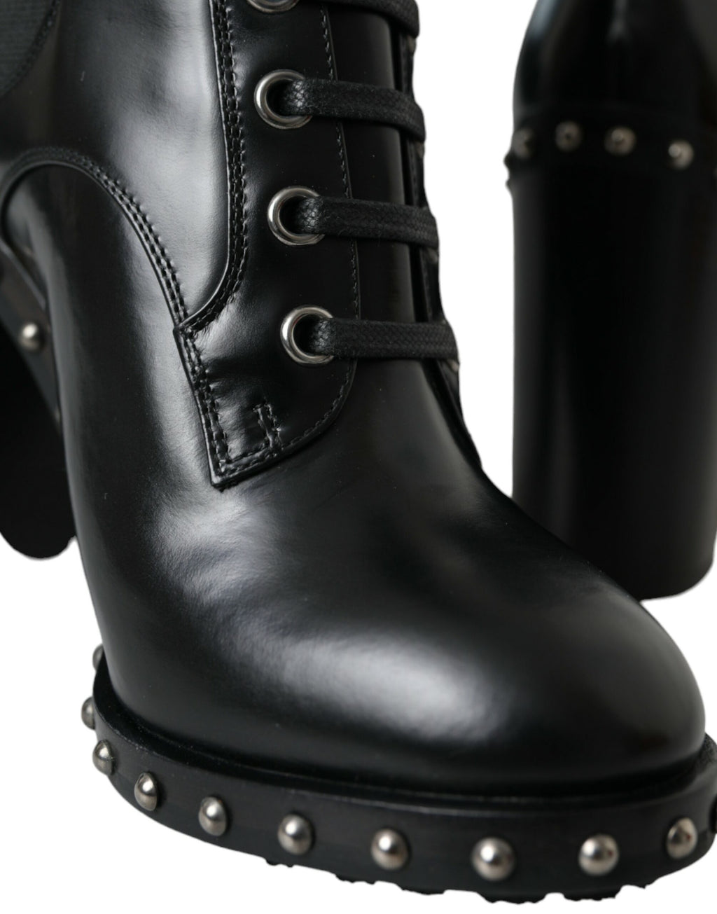 Bottes noires en cuir Dolce & Gabbana avec studs et lacets, style élégant et sophistiqué.
