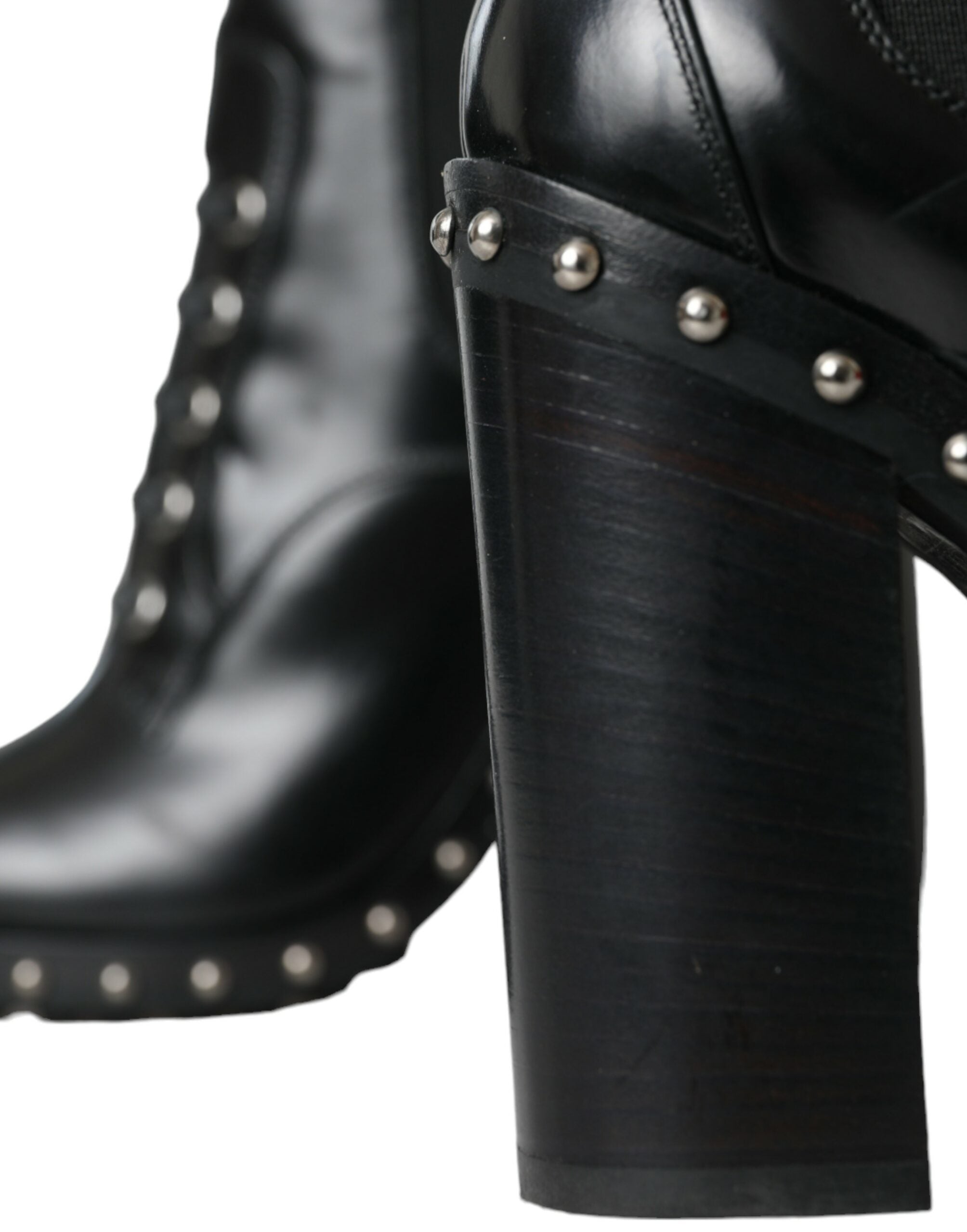 Bottines en cuir noir Dolce & Gabbana avec studs, lacets et semelle robuste, mode élégante et audacieuse.