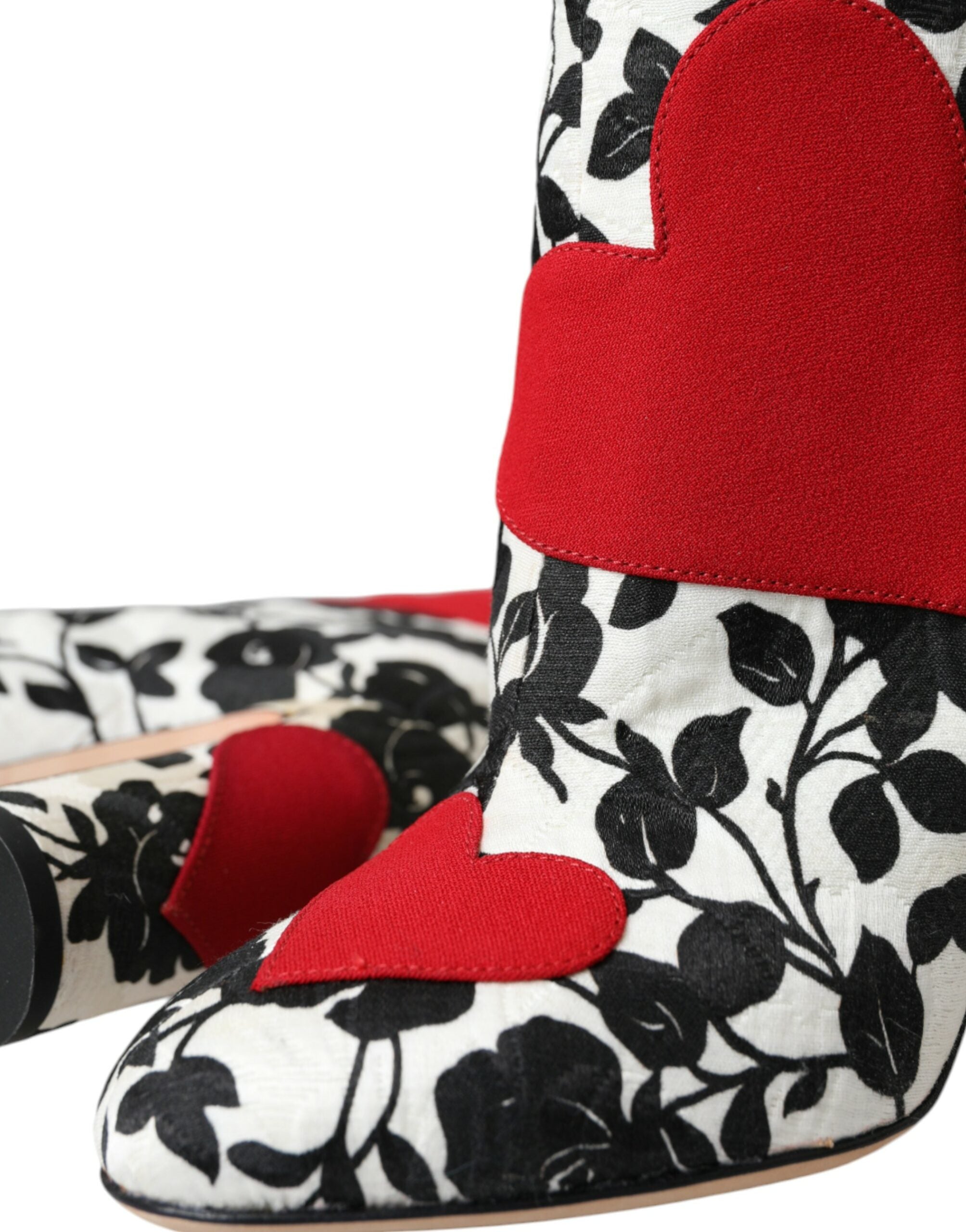 Bottes hautes en cuir blanc Dolce & Gabbana avec motifs de cœurs floraux, style élégant et sophistiqué.