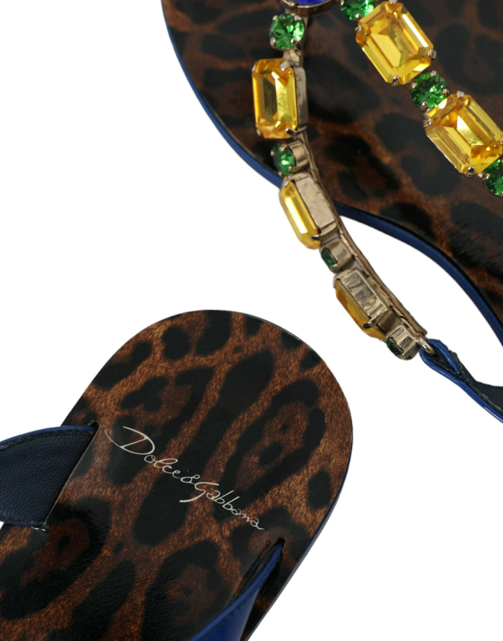Chaussures de plage en cuir de veau bleu avec cristaux de Dolce & Gabbana, style élégant et sophistiqué.