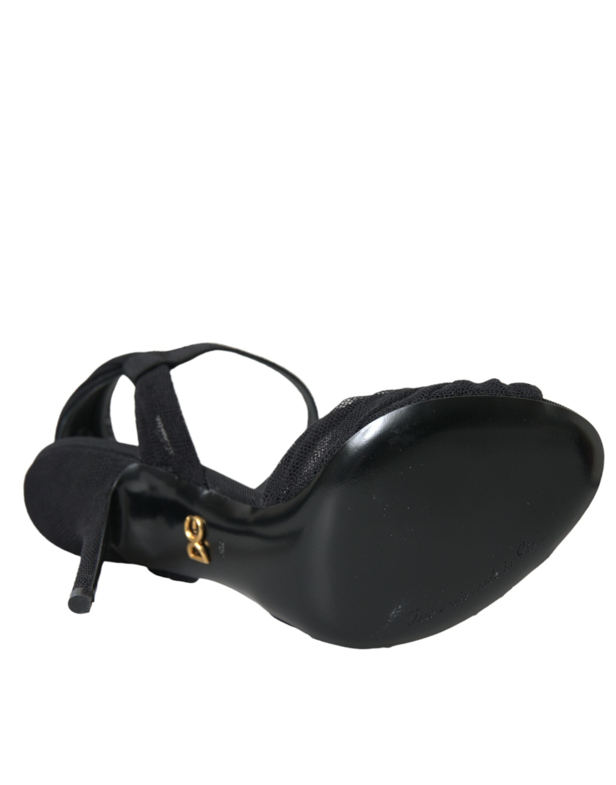 Sandales à talons noirs en daim avec embellissements de la marque Dolce & Gabbana, visibles en gros plan sur la chaussure.