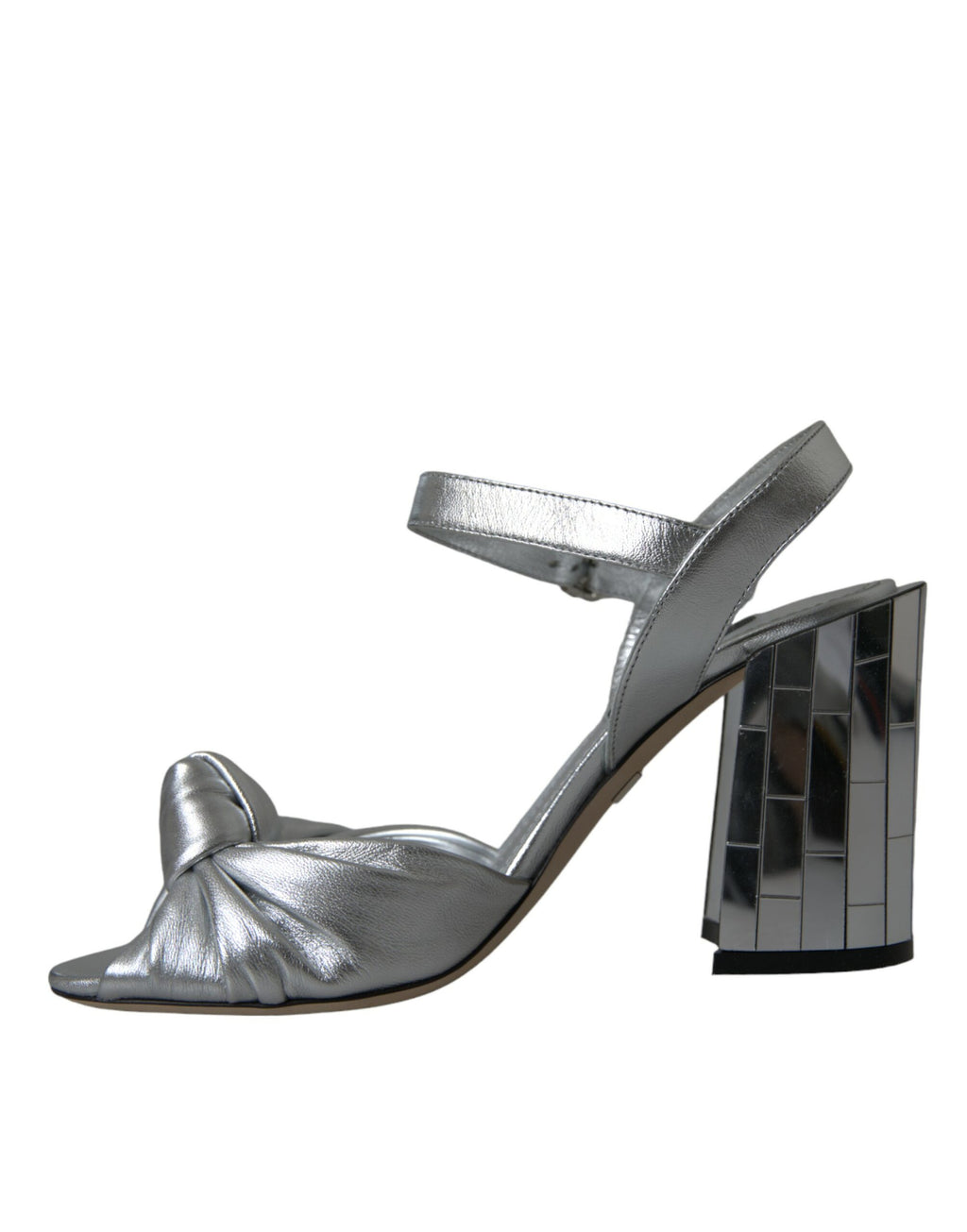 Sandales à talons en cuir d'agneau argenté de la marque Dolce & Gabbana, vue de face, avec bride élégante et finition brillante.