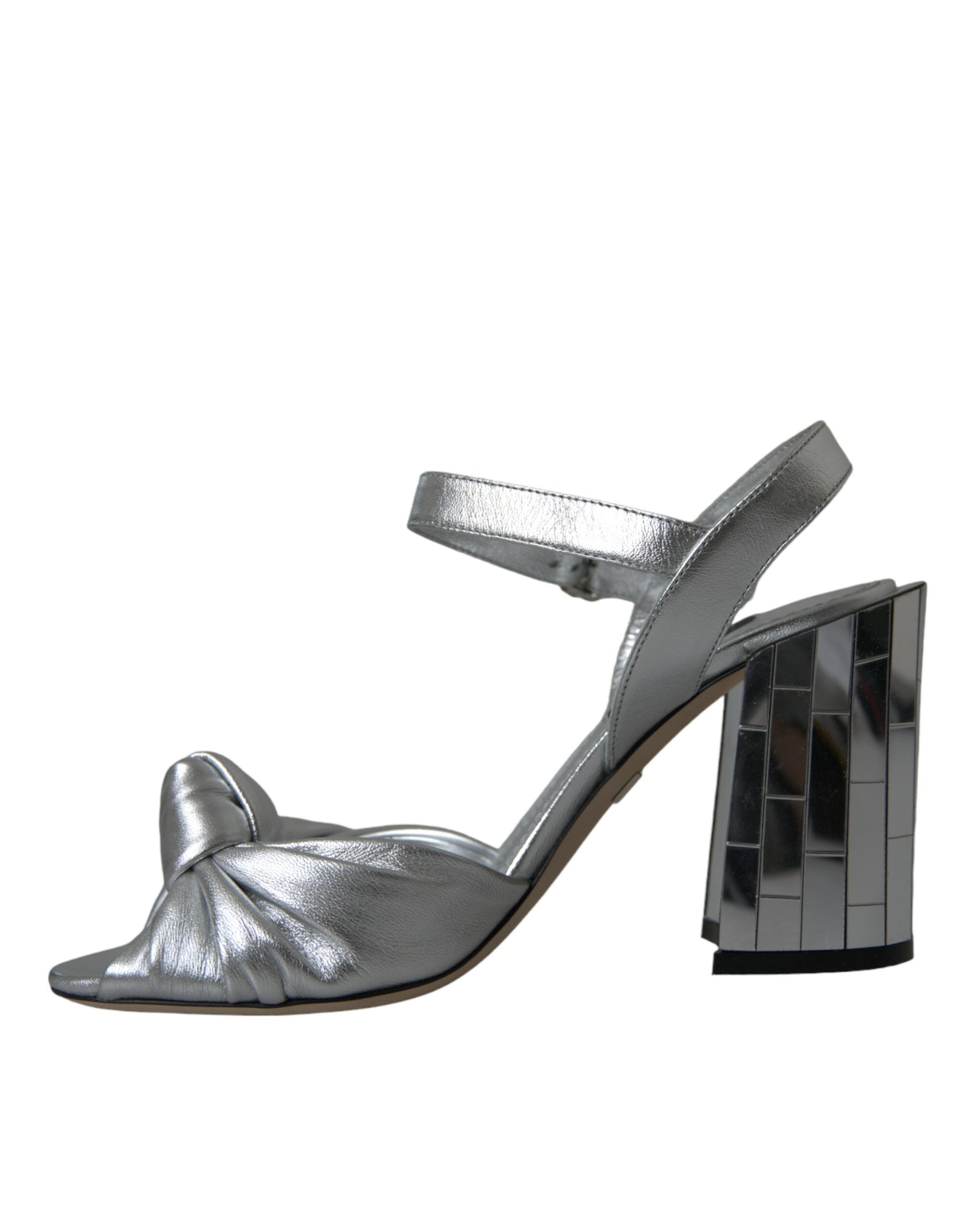 Sandales à talons en cuir d'agneau argenté de la marque Dolce & Gabbana, vue de face, avec bride élégante et finition brillante.