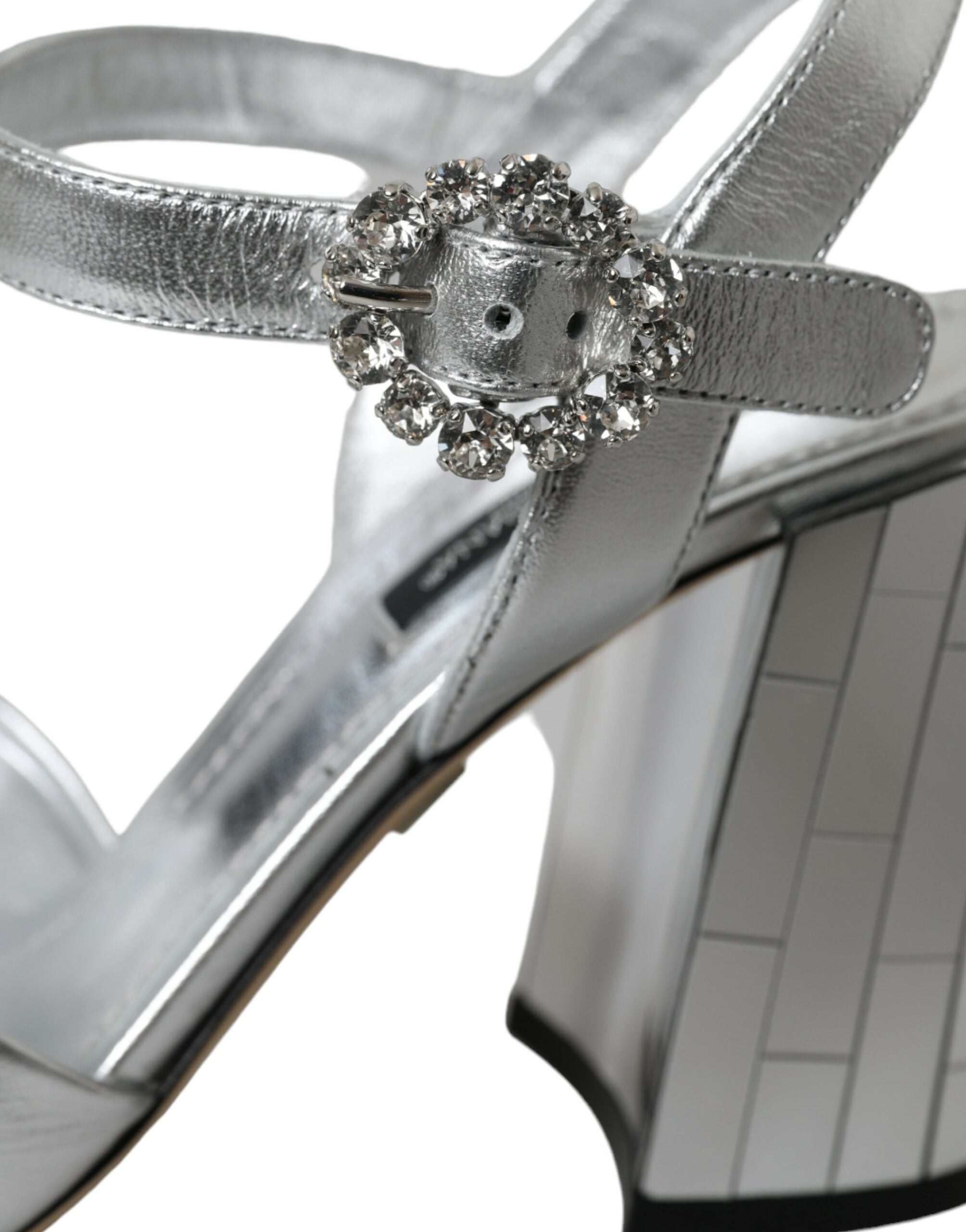 Sandales à talons en cuir d'agneau argenté de la marque Dolce & Gabbana, élégantes chaussures à talons pour femmes.
