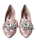 Escarpins en satin rose avec cristaux de Dolce & Gabbana, talons hauts élégants et design sophistiqué.
