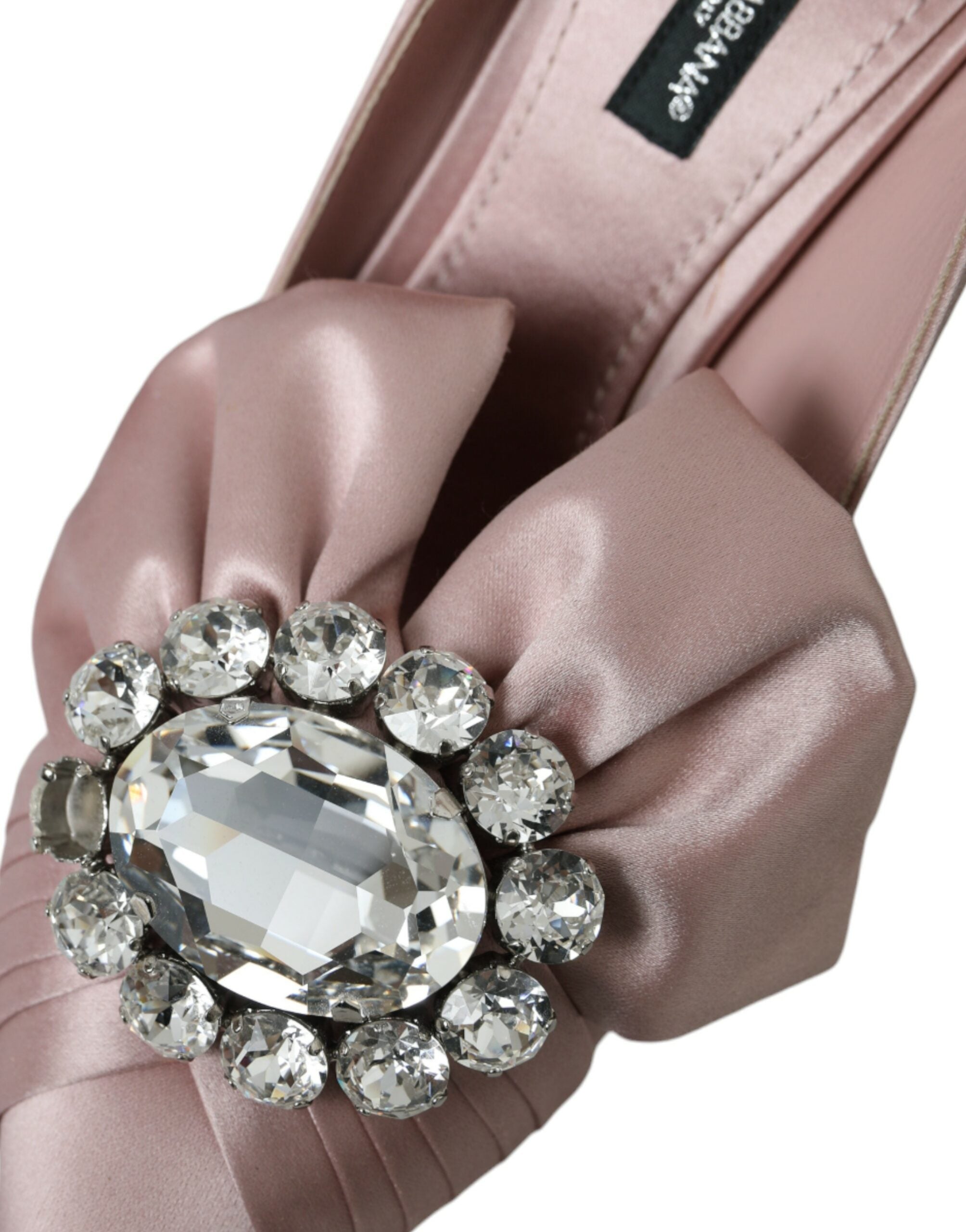 Escarpins roses en satin avec cristaux de Dolce & Gabbana, chaussures à talons hauts élégantes et sophistiquées.