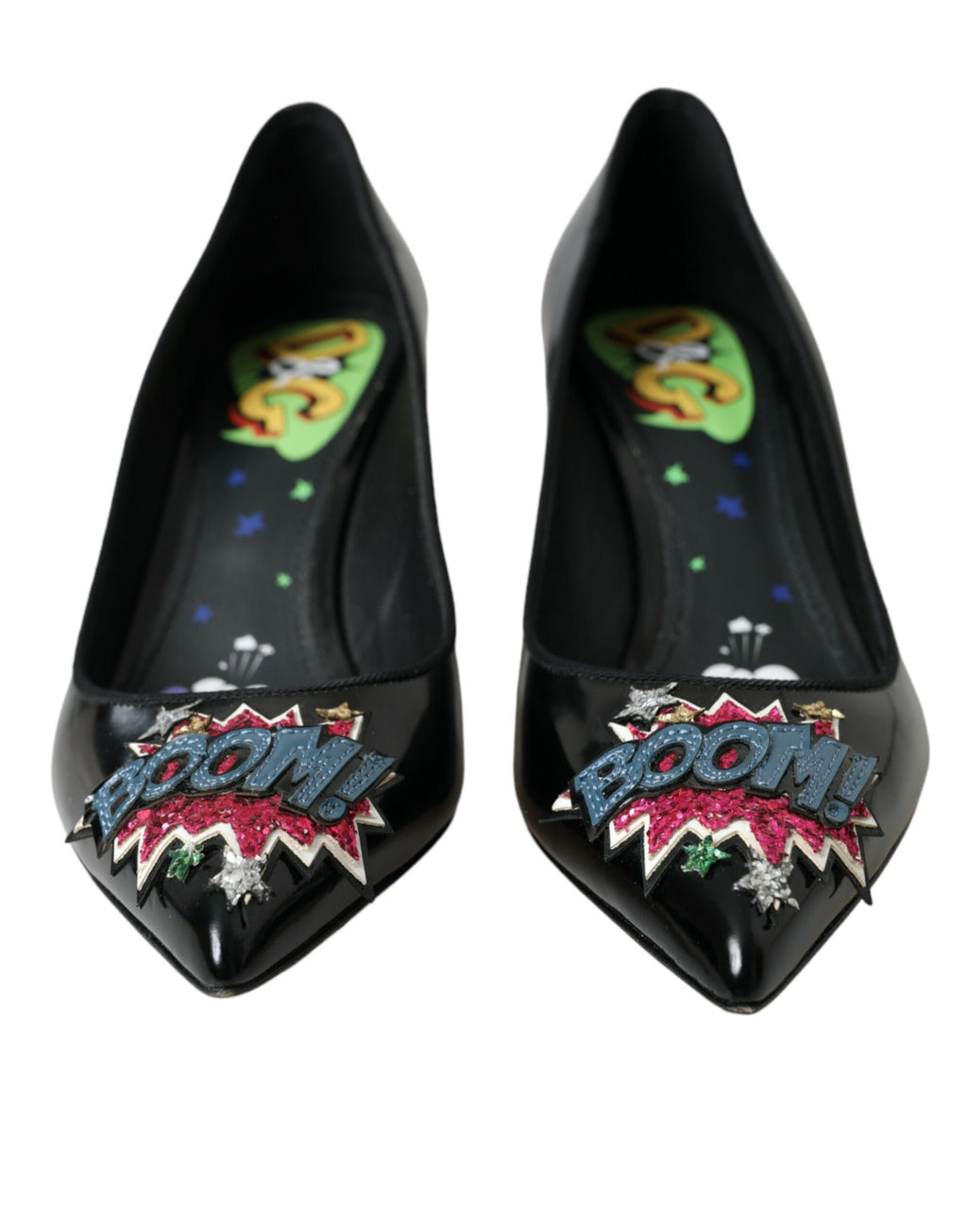 Escarpins noirs en cuir Dolce & Gabbana avec patch BOOM, semelle en talon haut et design élégant.
