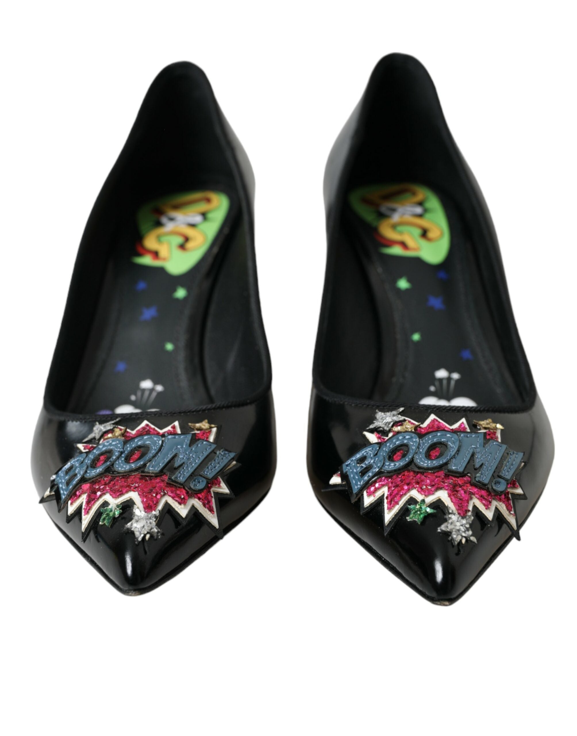 Escarpins noirs en cuir Dolce & Gabbana avec patch BOOM, semelle en talon haut et design élégant.