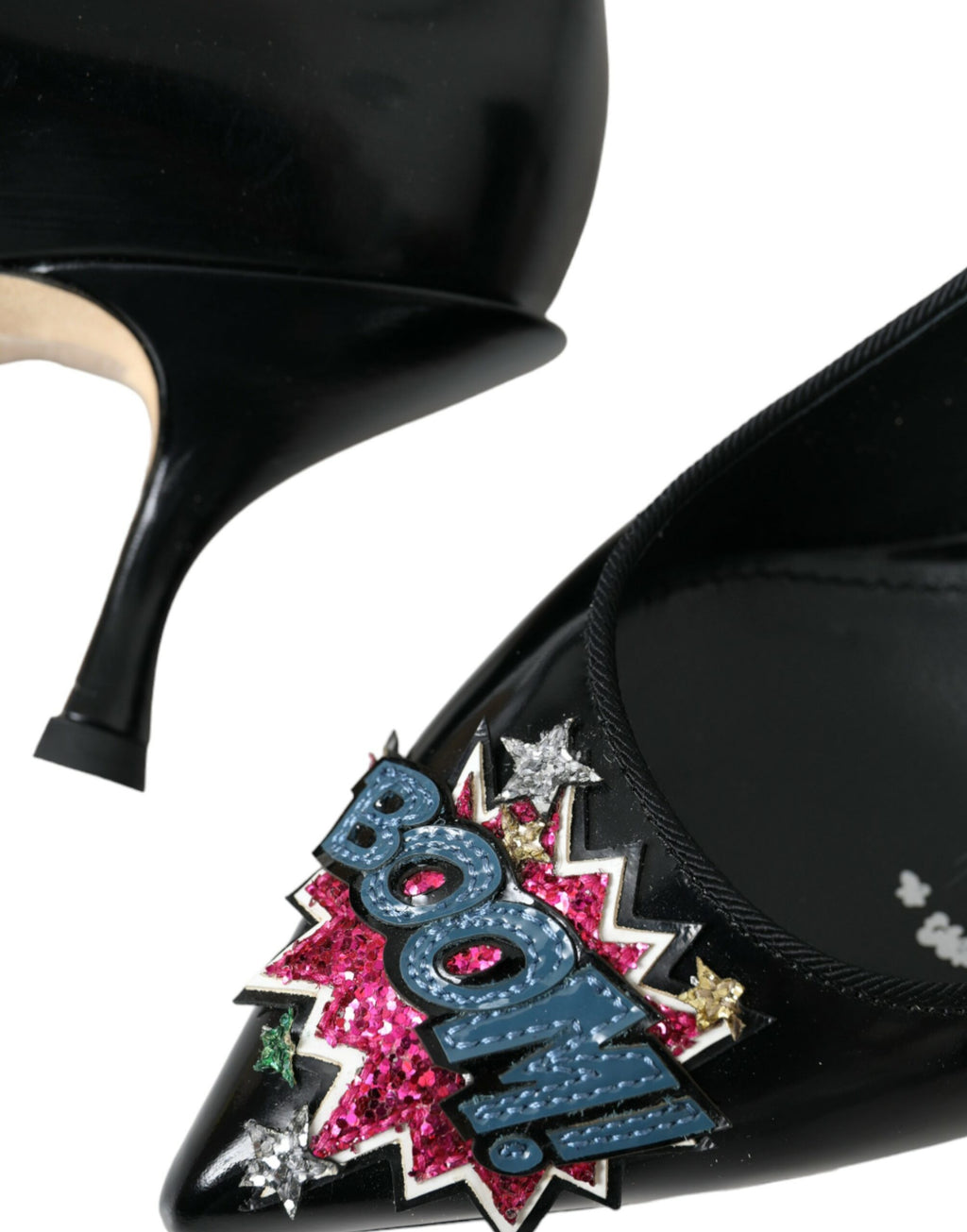 Chaussures à talons noires Dolce & Gabbana en cuir avec patch BOOM, élégantes et modernes.