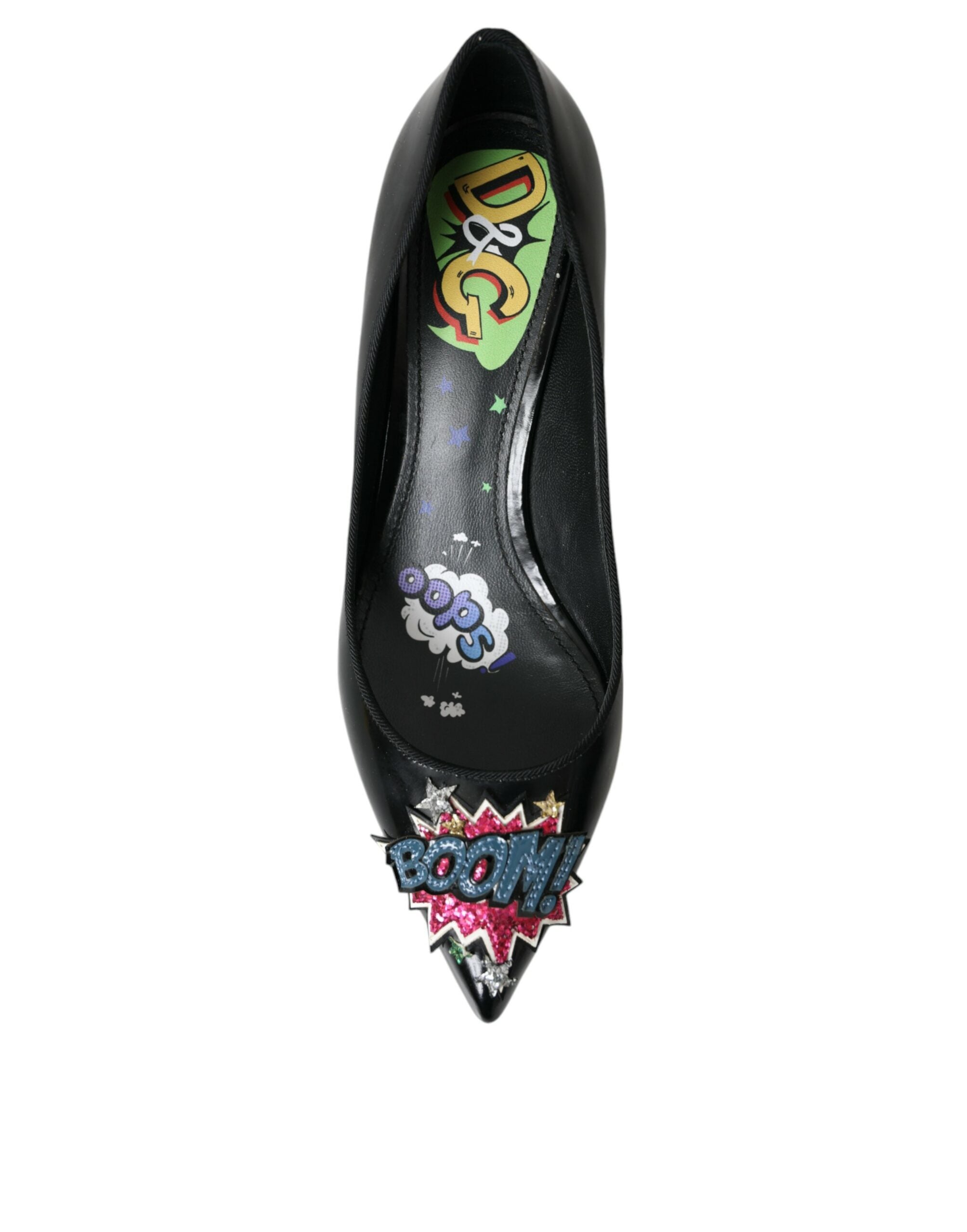 Chaussures à talons Dolce & Gabbana en cuir noir avec patch BOOM, chaussures à talons élégantes et tendance.