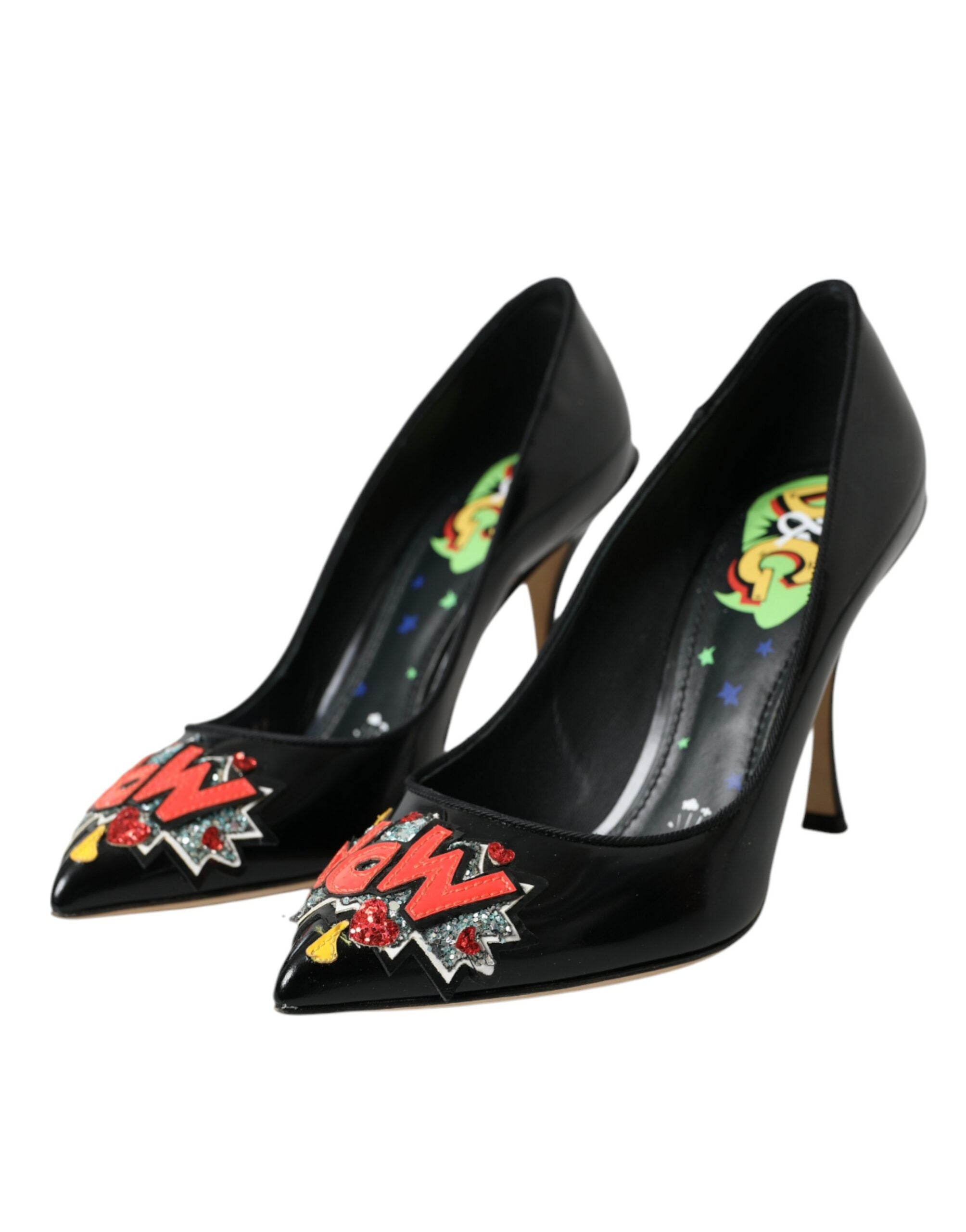 Escarpins en cuir noir Dolce & Gabbana avec patchs WOW, talons hauts élégants et design sophistiqué.