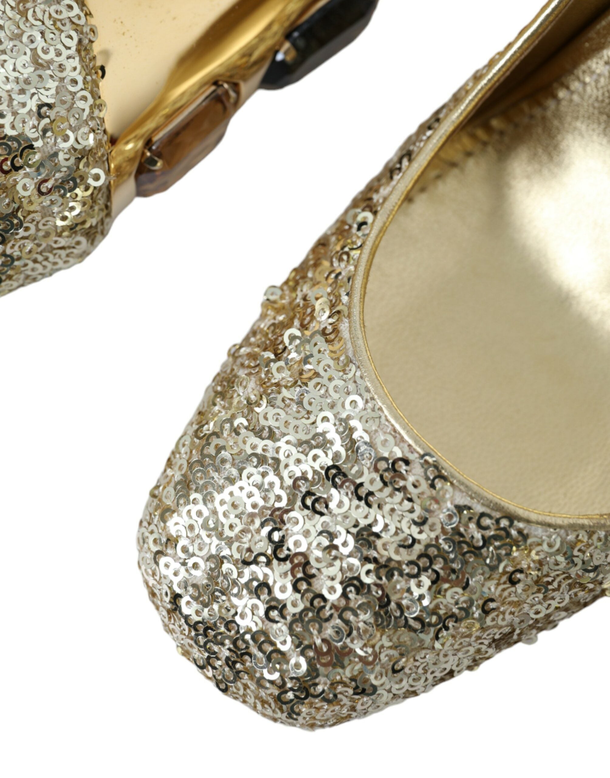 Chaussures à talons Dolce & Gabbana dorées avec sequins et cristaux, style pompe élégante pour femmes.