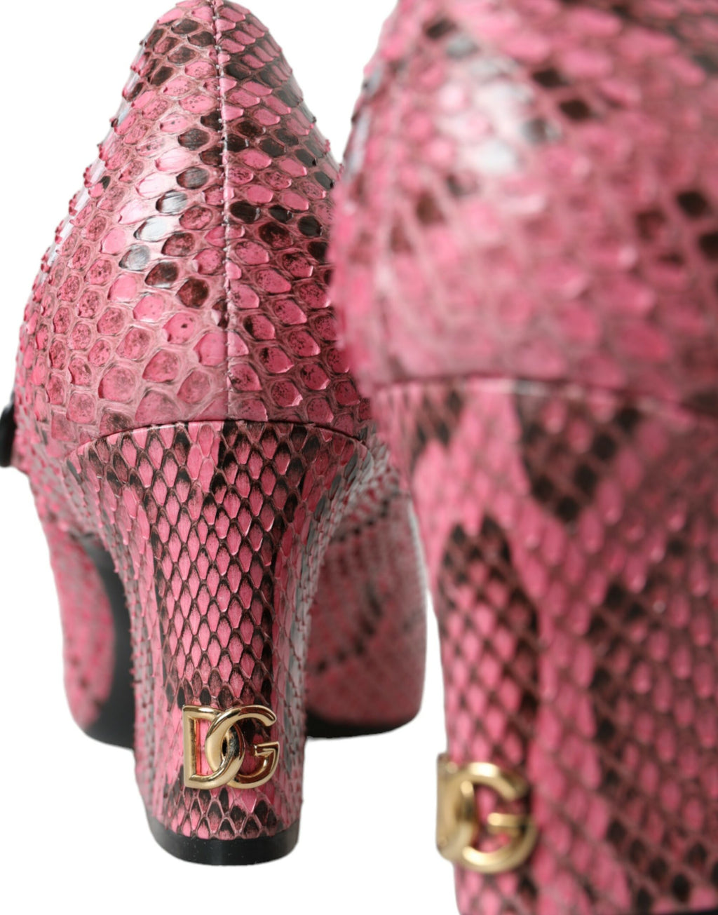 Chaussures Mary Jane Dolce & Gabbana en cuir rose python, élégantes et raffinées, vues de face sur un fond neutre.