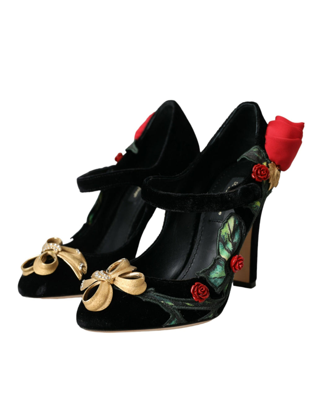 Broche en cristal avec roses noires Dolce & Gabbana, portée sur chaussures Mary Jane élégantes.