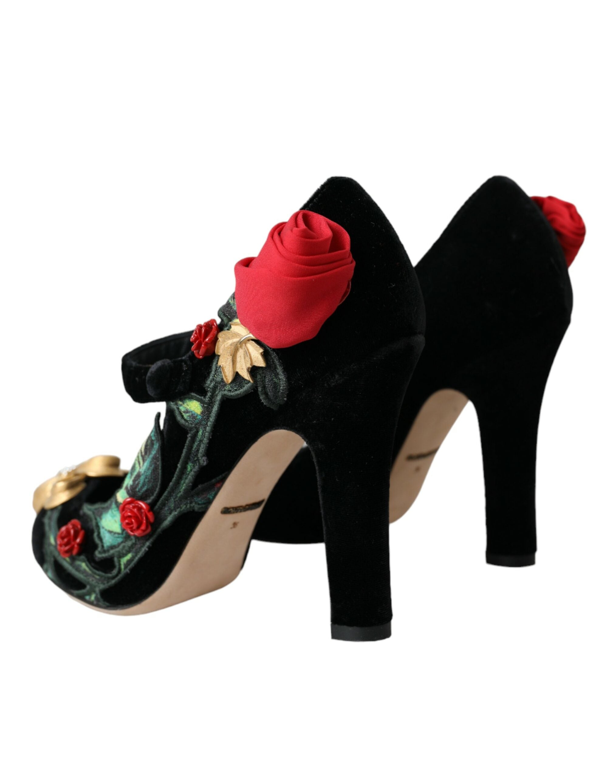 Broche en cristal avec roses noires de Dolce & Gabbana, porté sur une paire de chaussures Mary Jane élégantes.