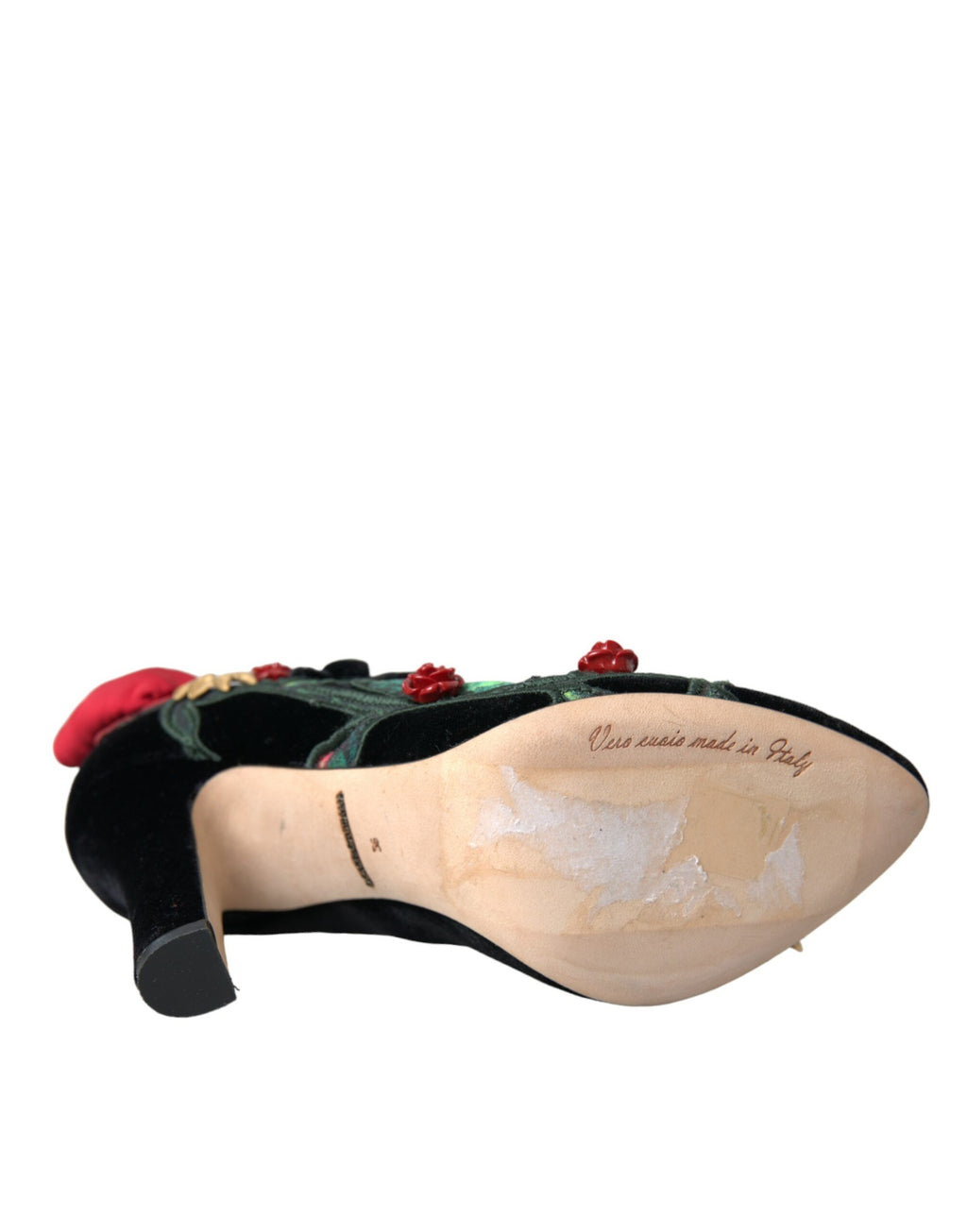 Broche à roses noires en cristal de Dolce & Gabbana et chaussures Mary Jane noires assorties.
