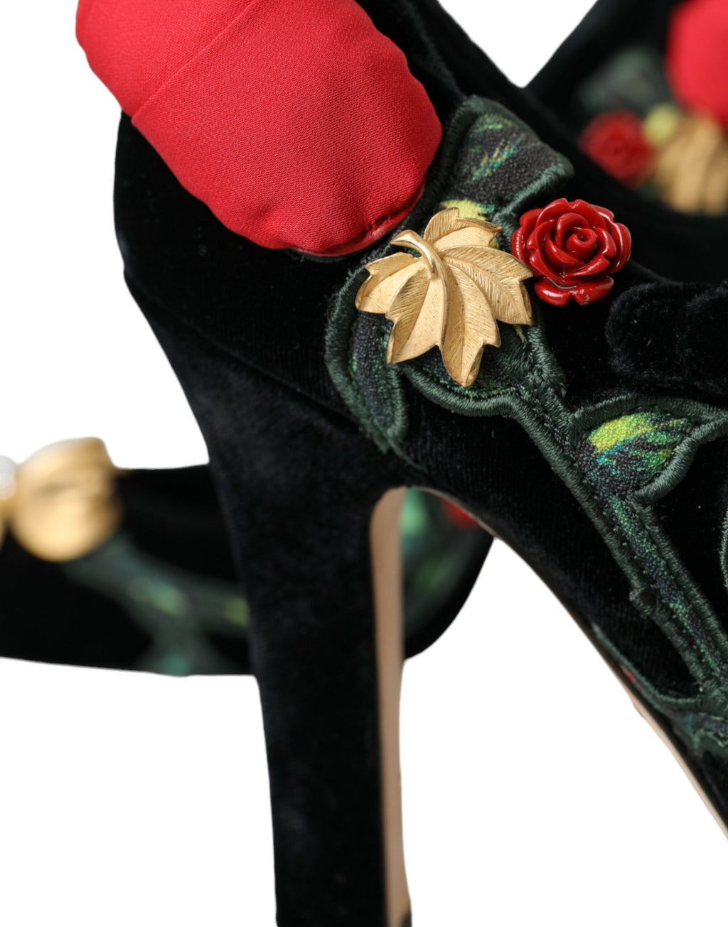 Broche à roses noires en cristal de Dolce & Gabbana portée sur des chaussures Mary Jane noires élégantes.