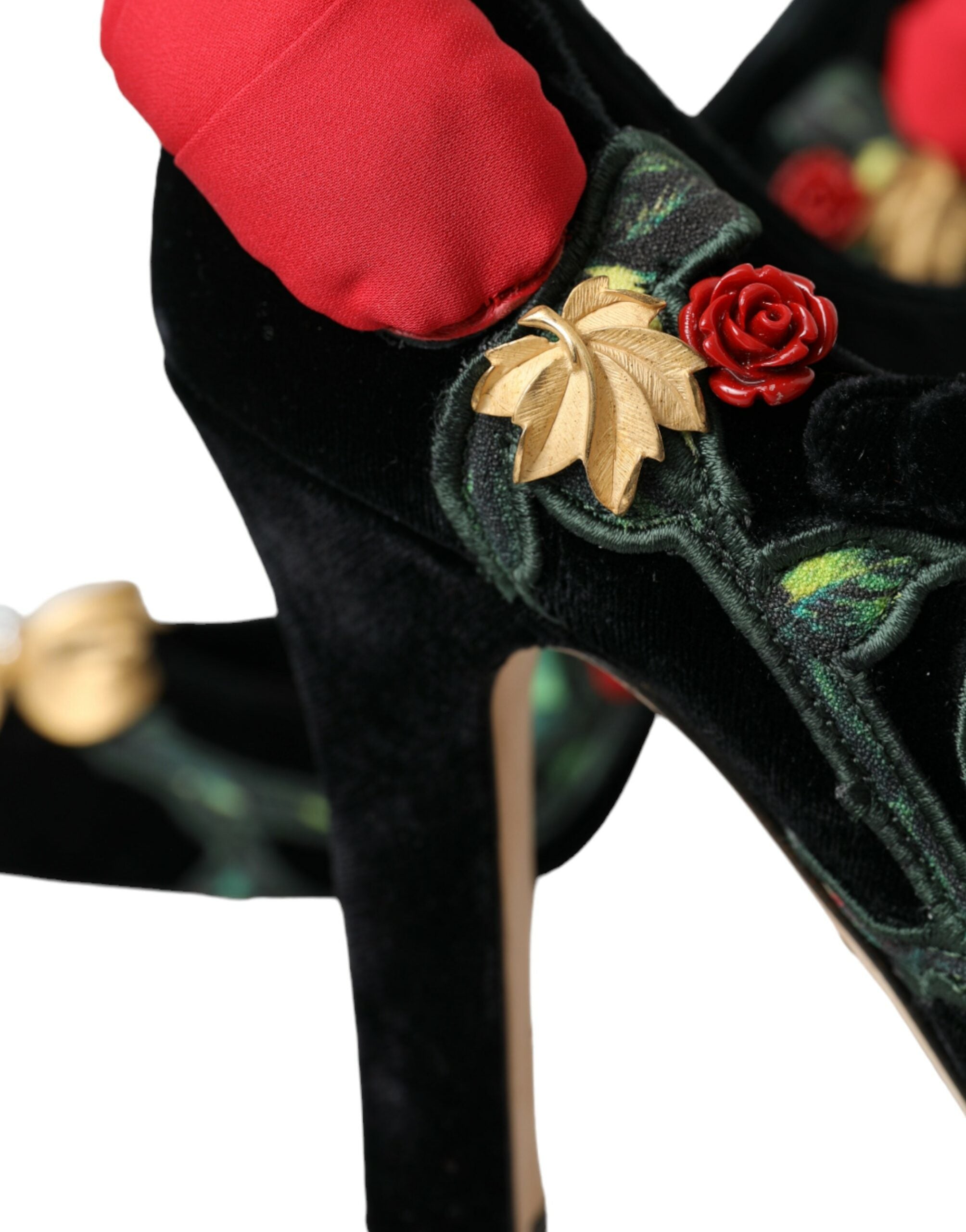 Broche à roses noires en cristal de Dolce & Gabbana portée sur des chaussures Mary Jane noires élégantes.