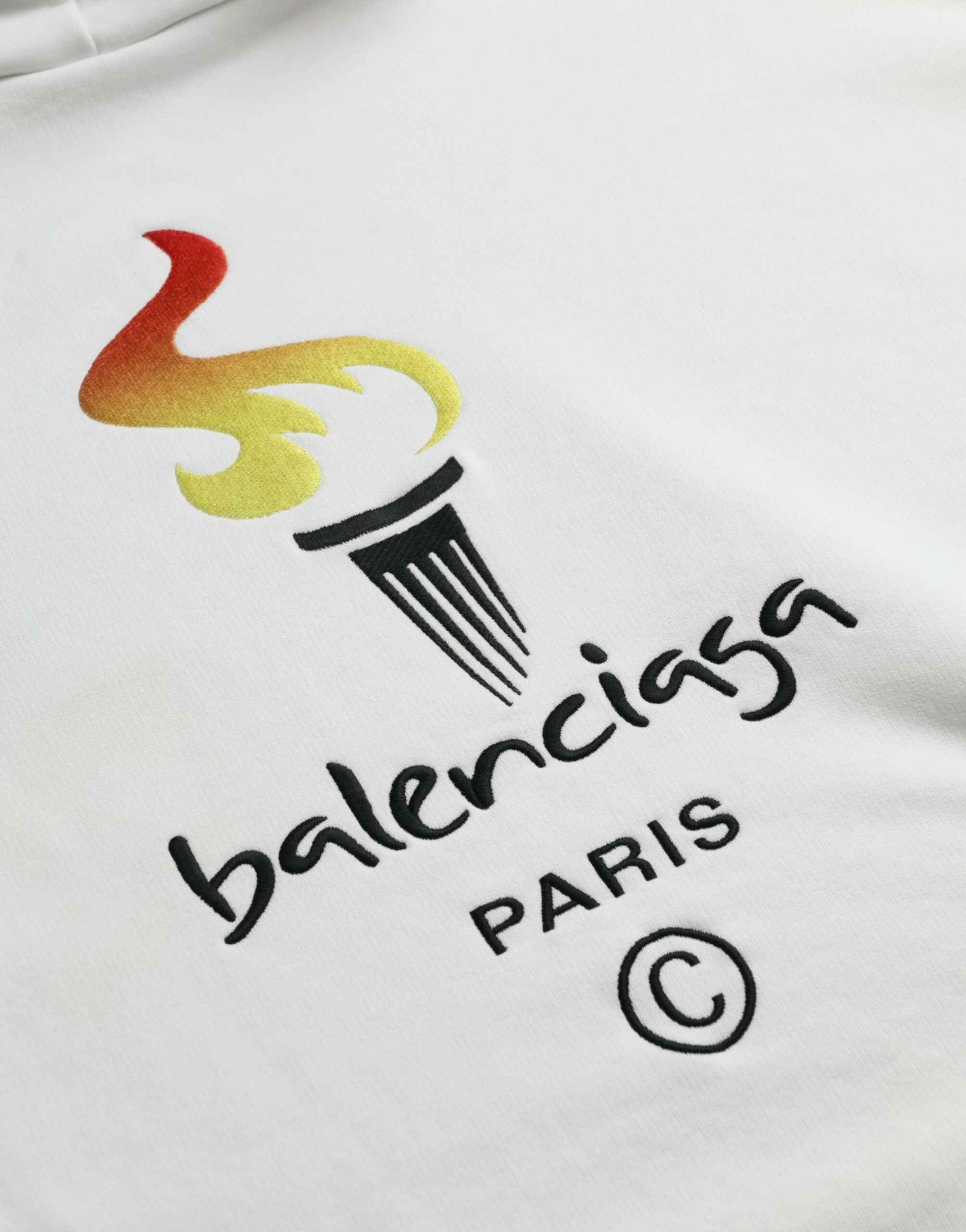 Sweat à capuche blanc en coton Balenciaga avec logo, pull-over décontracté pour homme ou femme, vue de face.