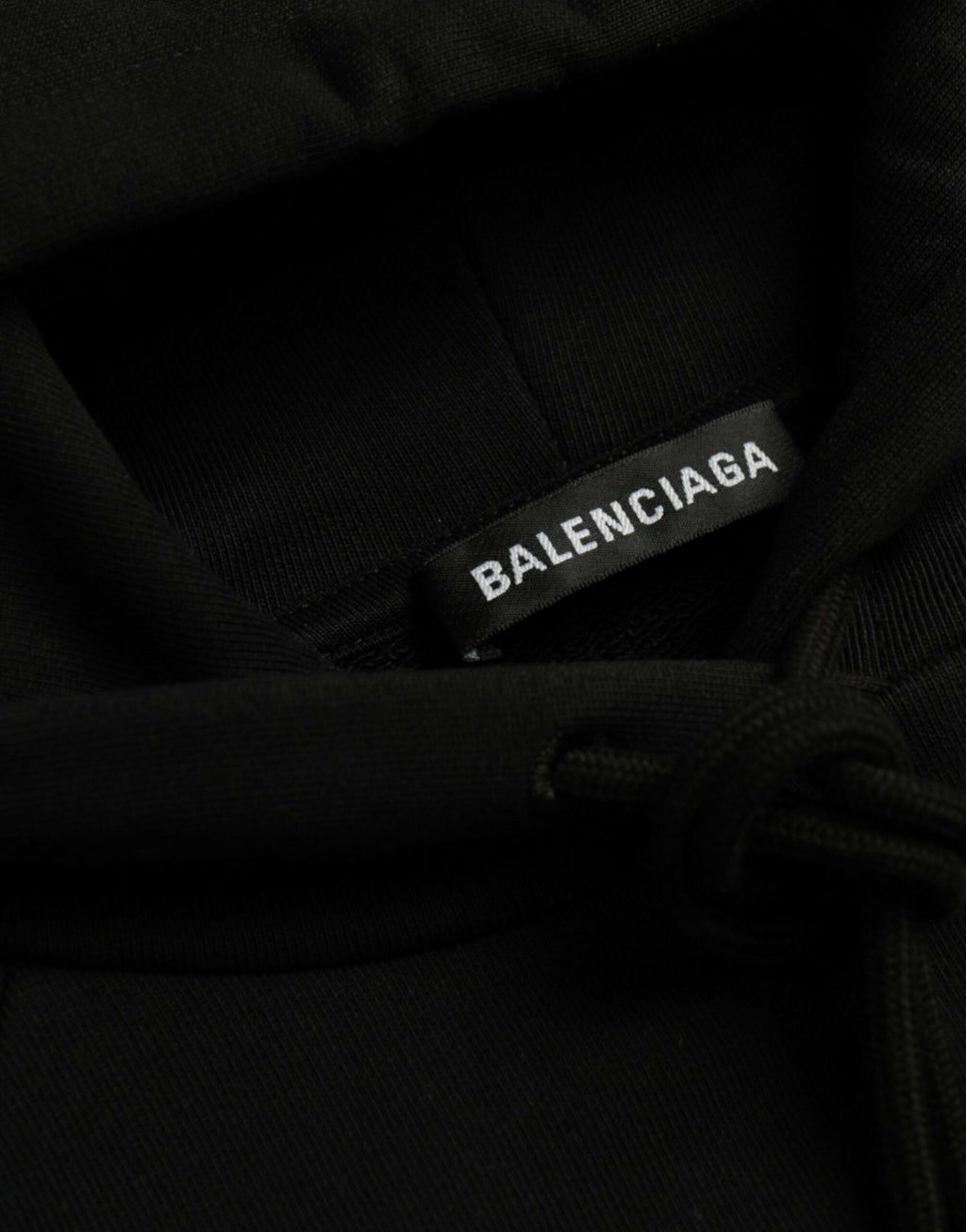 Sweat à capuche noir Balenciaga en coton avec logo, pull-over décontracté, vue de face, tissu doux et confortable.